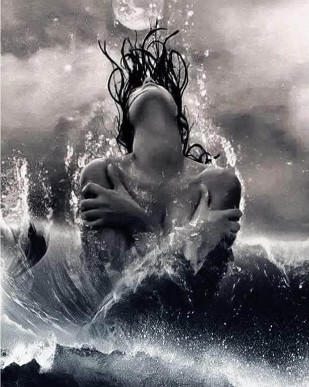 parole-donna-da-a-mare-il-mare-si-agita-le-onde-s-infrangono