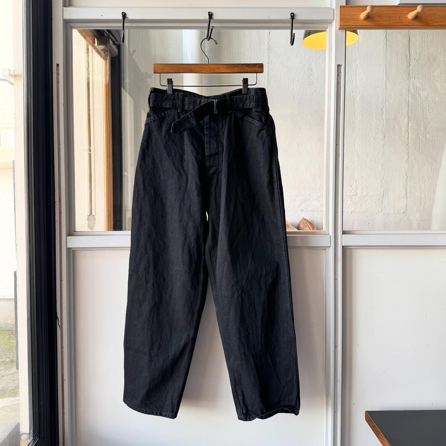 _ COMOLI ブラックデニム ベルテッドパンツ No. : C03-03001 Size : 1 