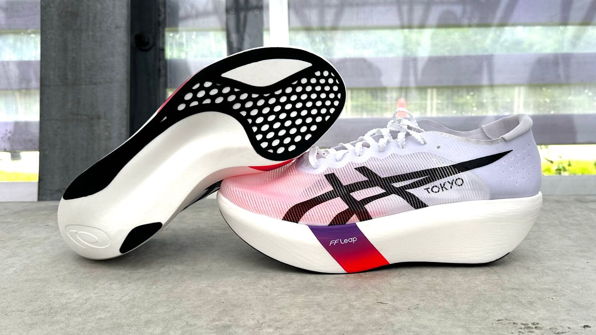 The Lightest Super Shoe Ever Made: Asics Metaspeed Ray Review We 