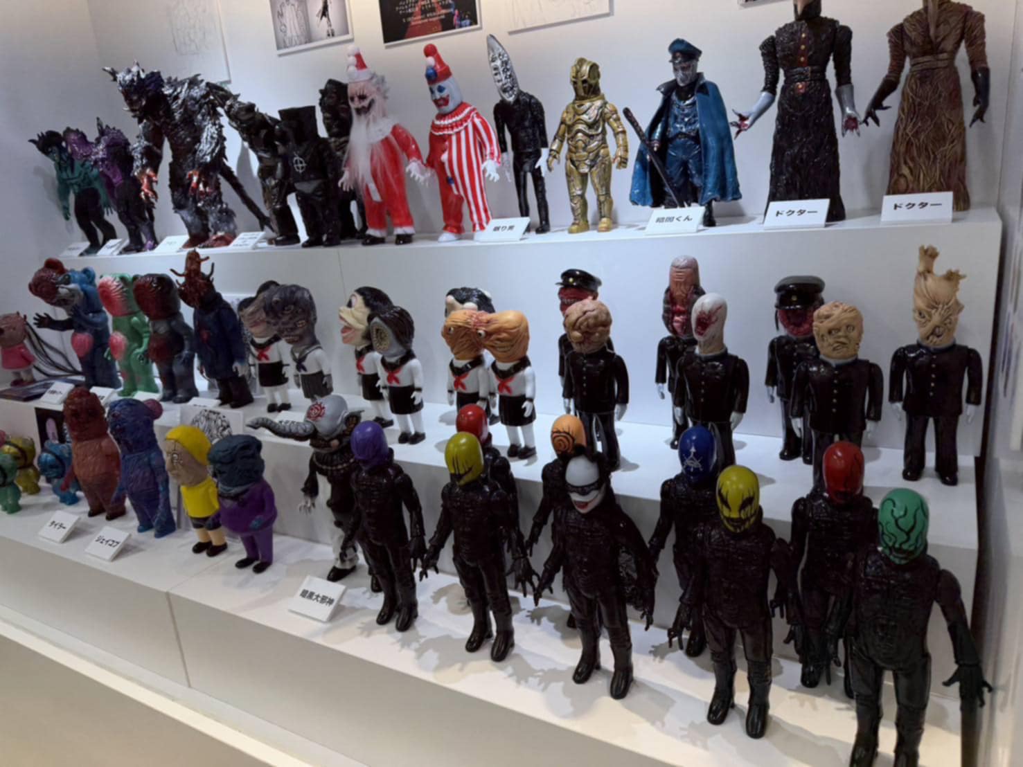 みなとみらいのTOY MUSEUMに展示中の、Darkartist.・和製闇作家