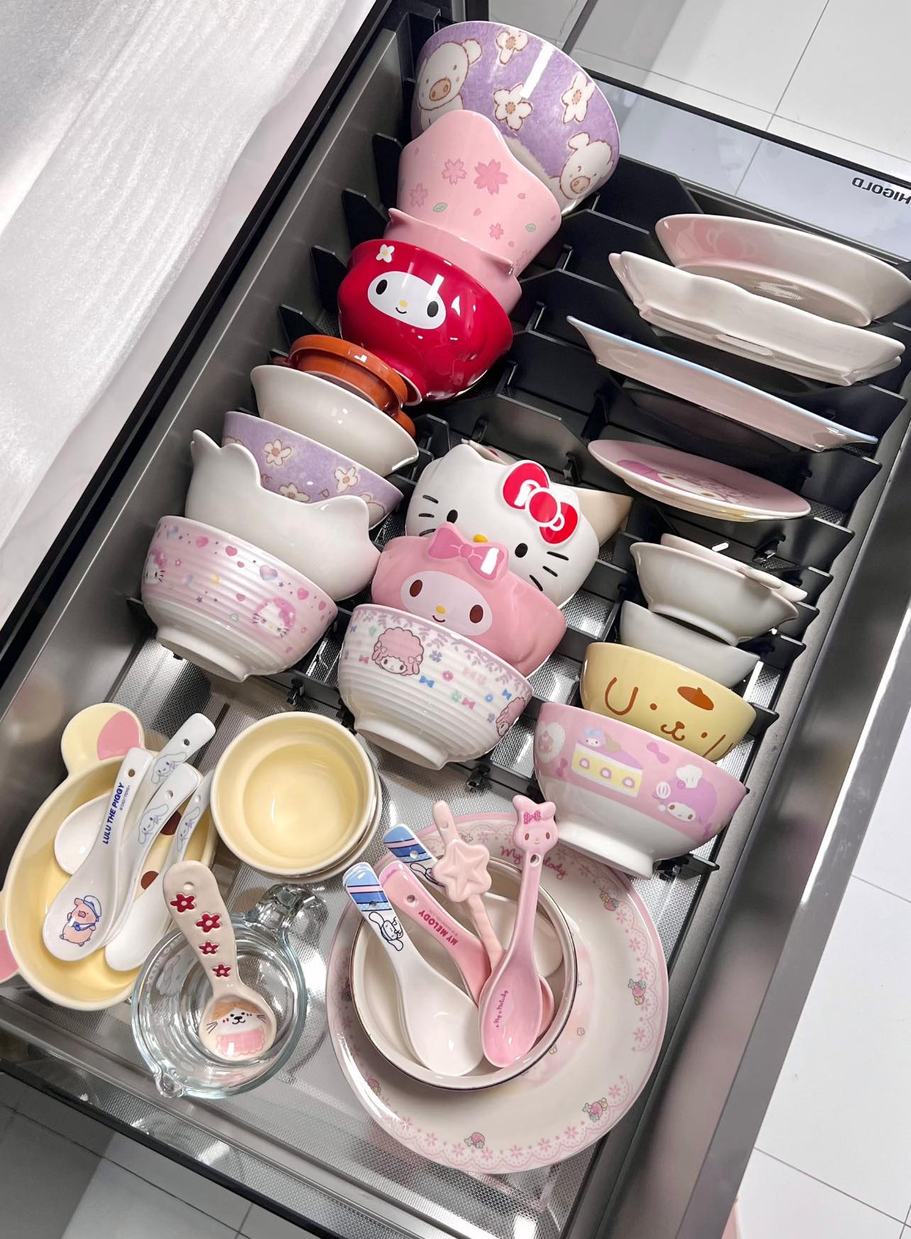 We'll take a bowl! 🍜 Shop this #HelloKitty Hot Pot and bowl set