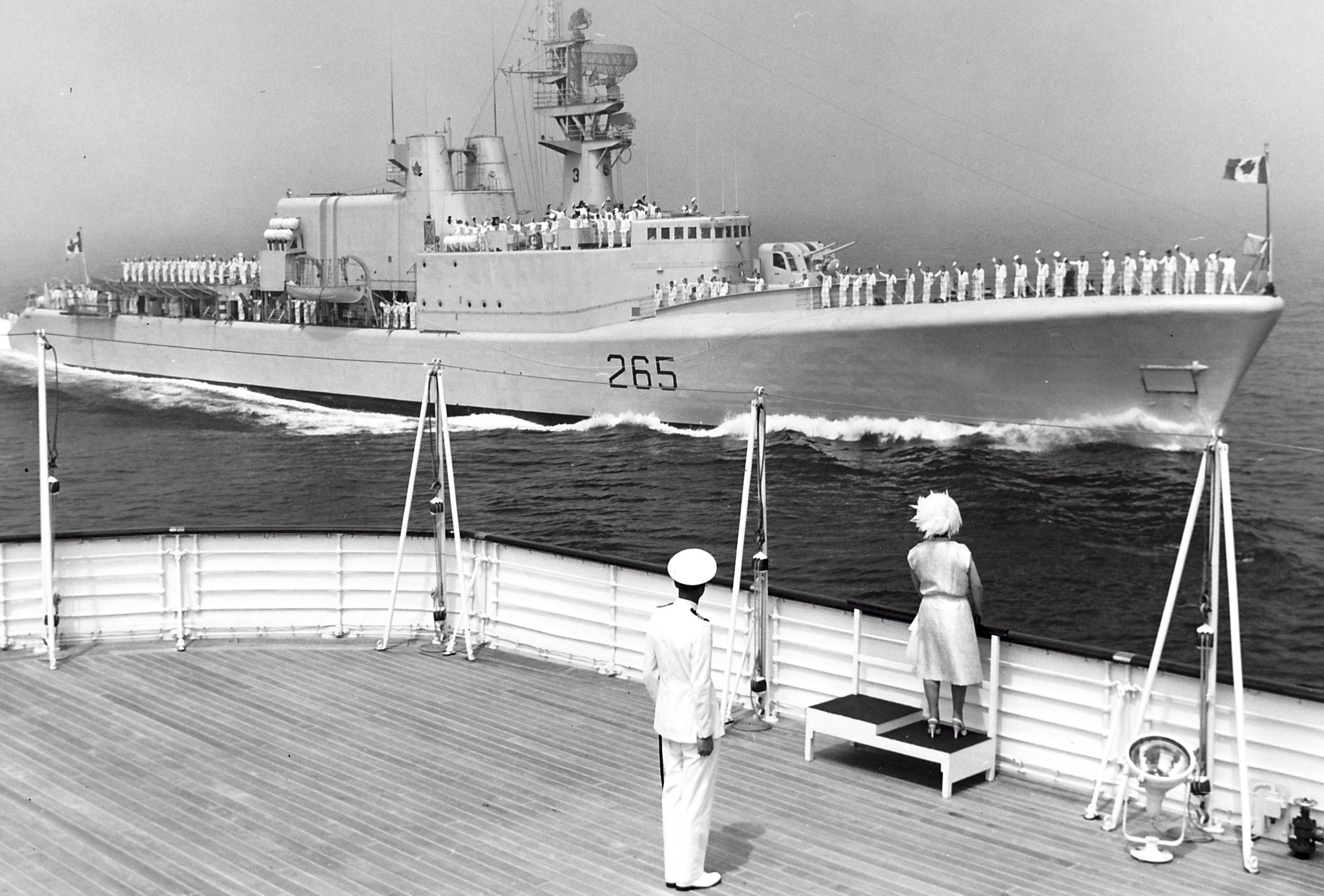 Royal - HMCS Annapolis rendering honours to Queen Elizabeth the Queen ...