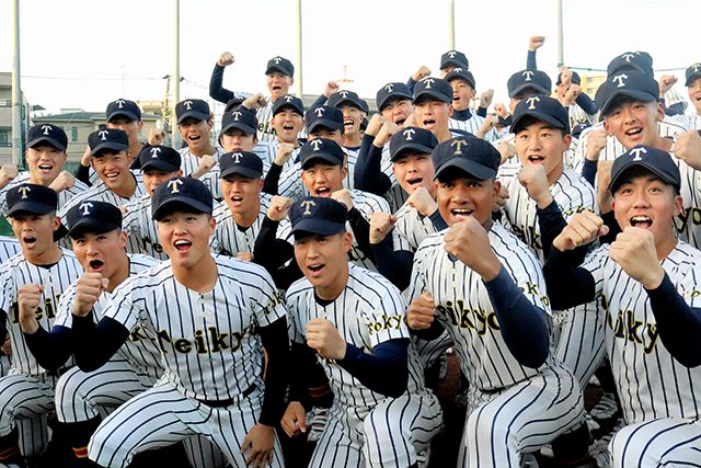 選抜大会出場を決めて喜ぶ帝京の選手たち photo 堀川貴弘 開幕は3月19