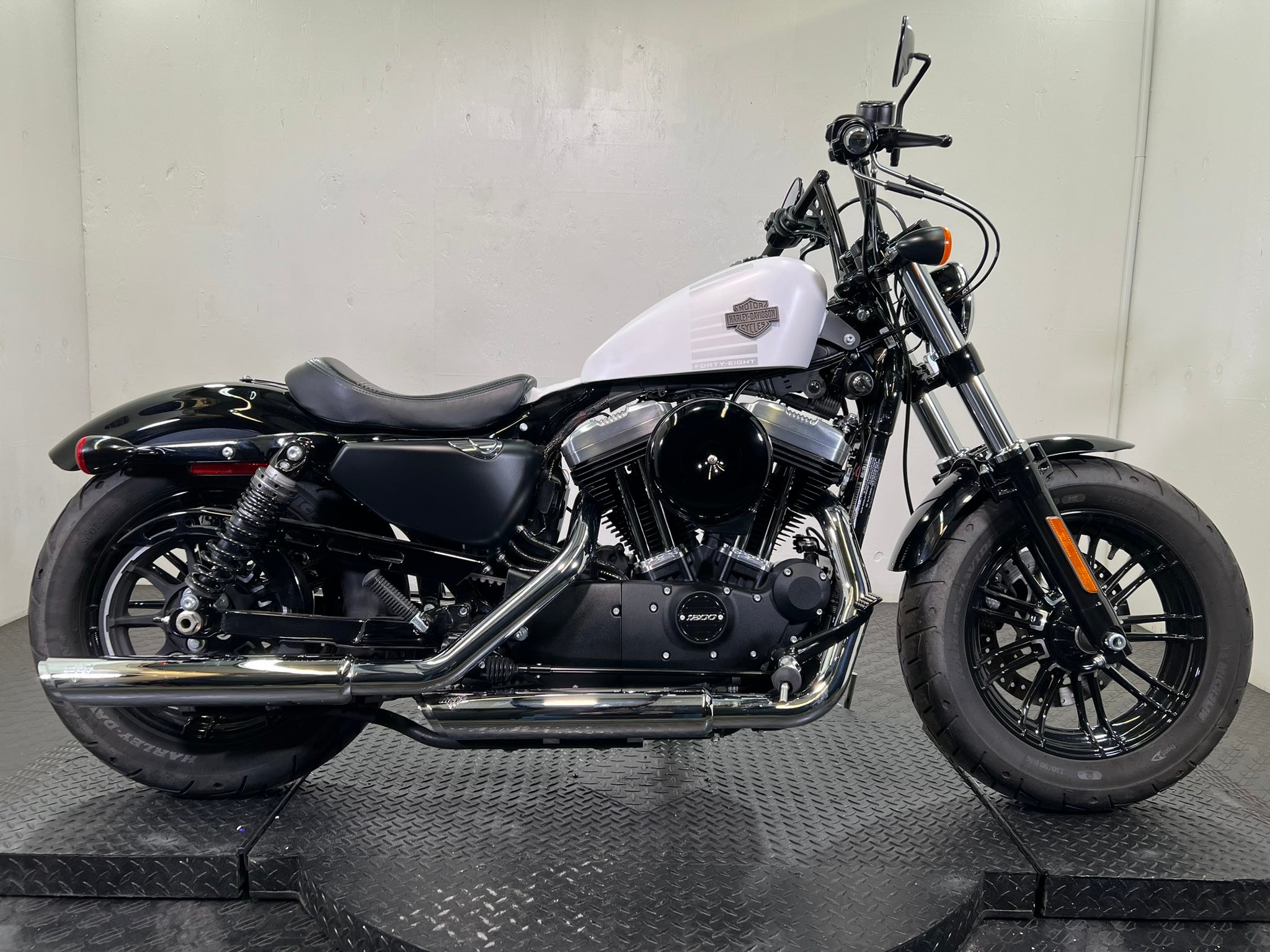 XL1200X Commander III 130/90 B16フロント新品！| ヤマダウェブコム