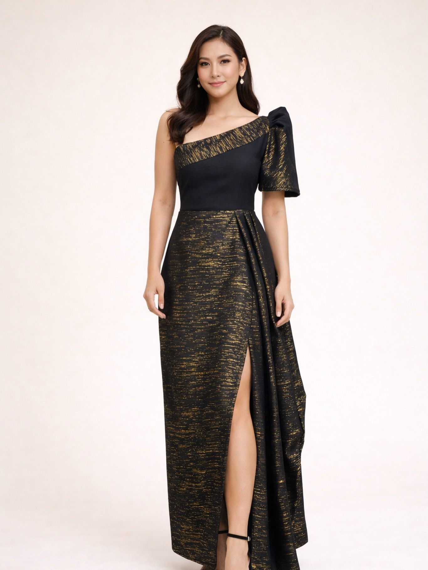 Bold. Elegant. Unapologetically Filipina ✨🖤 This modern Filipiniana gown is crafted in handwoven Inabel, featuring a striking one-shoulder silhouette, sculpted puff sleeve, and a fluid draped skirt with a side slit. Inabel