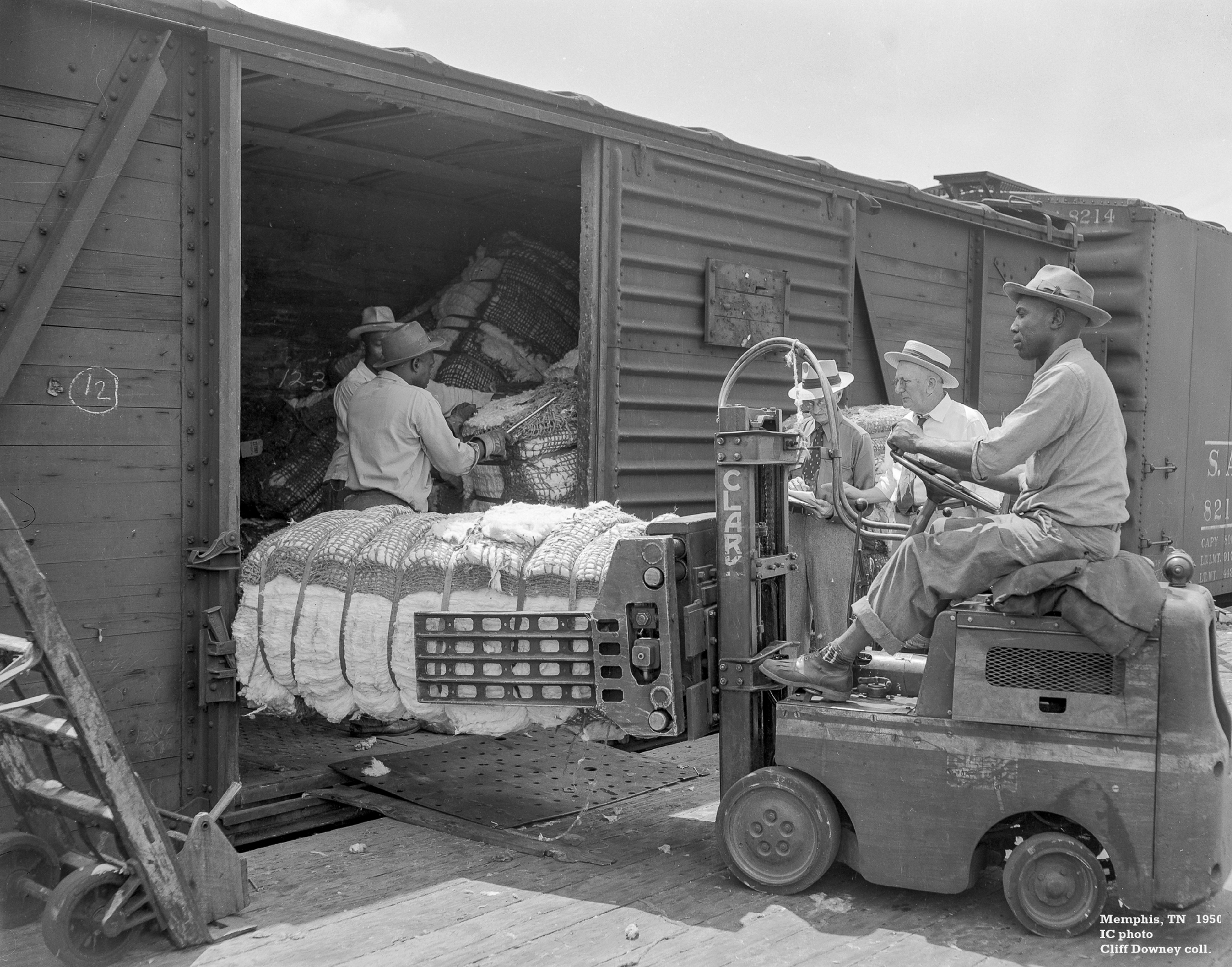 Illinois - In 1950 a crew loads cotton into a boxcar at Illinois ...