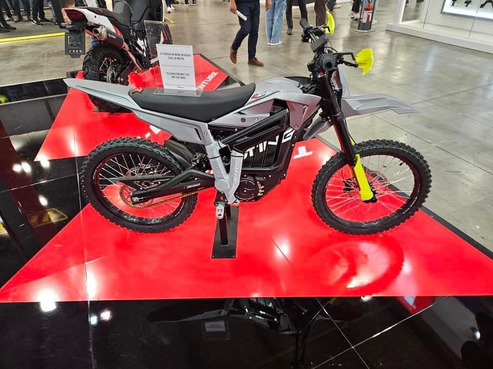 Helo, Anybody know a plastic moto look kit for talarias? Someting