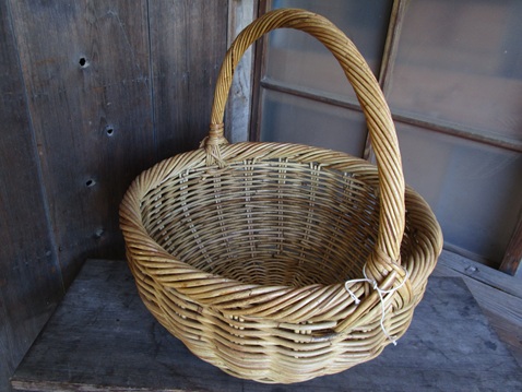 大きな手提げ籠です。 直径530×高さ(270・手提げ580) ￥5500 # 古民具