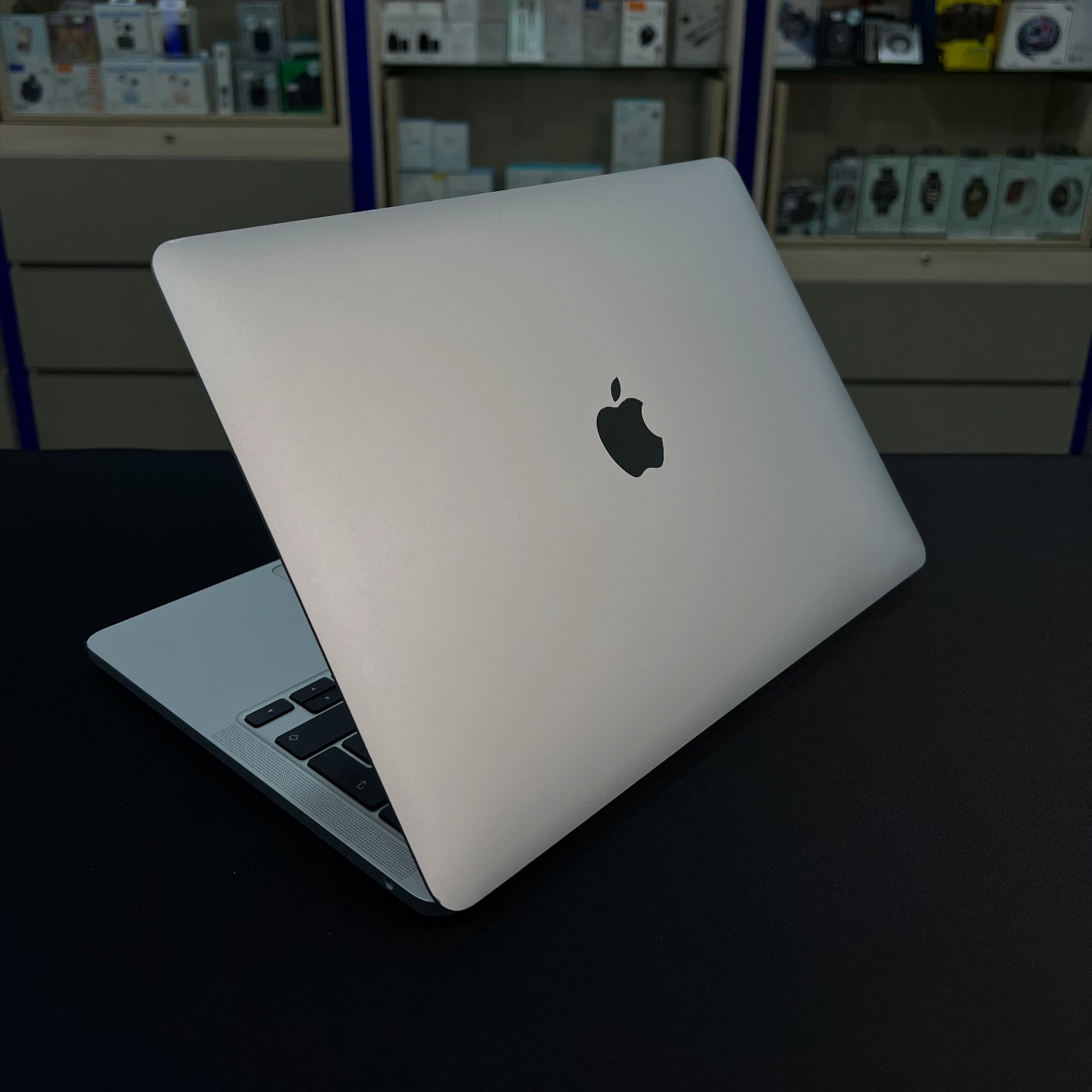Used MacBook Pro 2020 M1 13 Inch in a great condition: - M1 Chip 