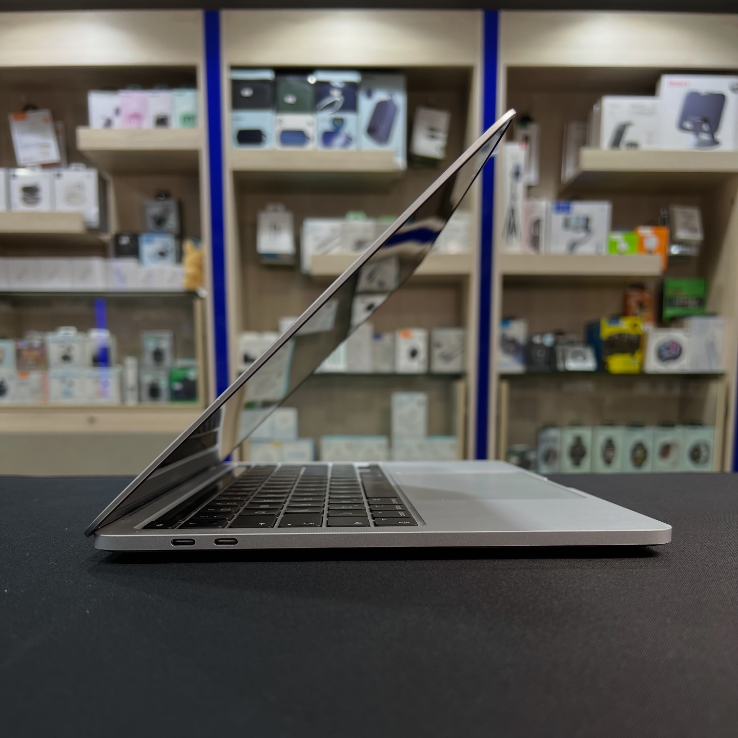 Used MacBook Pro 2020 M1 13 Inch in a great condition: - M1 Chip 