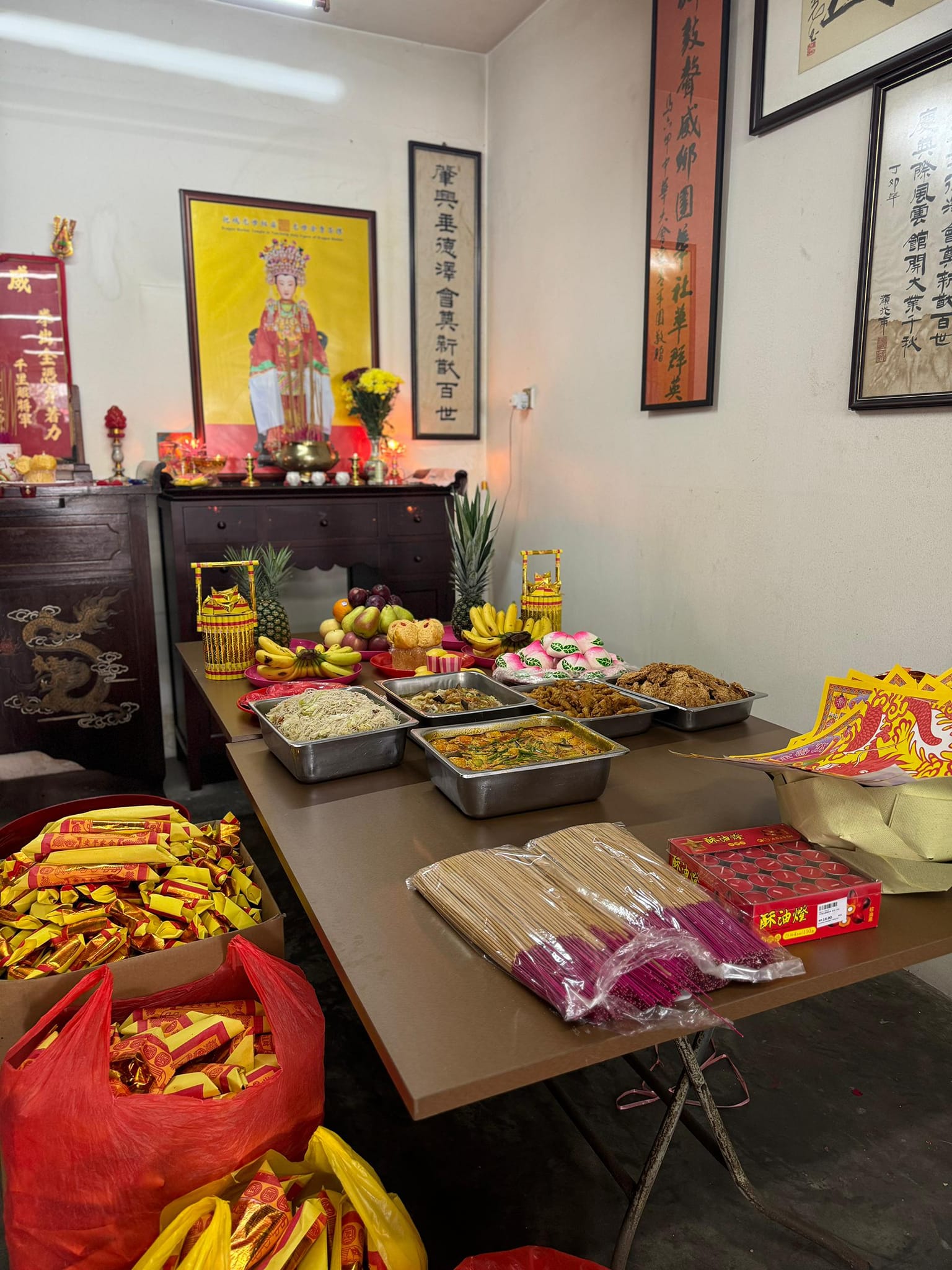 马六甲肇庆醒狮团 - 各位团员放下手上的工作到会馆祭拜龙母娘娘，祈福这一整年保佑在工作的团员事业顺利，正在求学的团员成... | Facebook