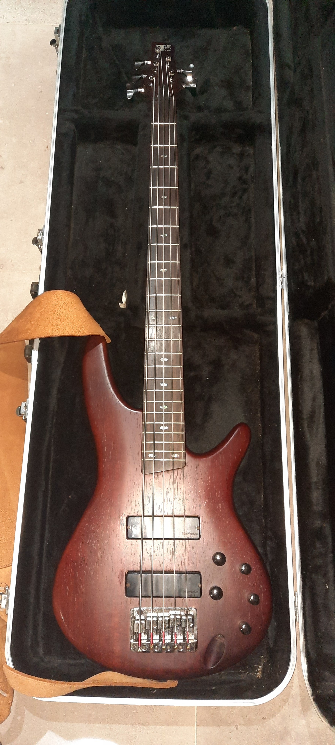 New 2000's Ibanez SR505 bass for playing zambas and chacareras