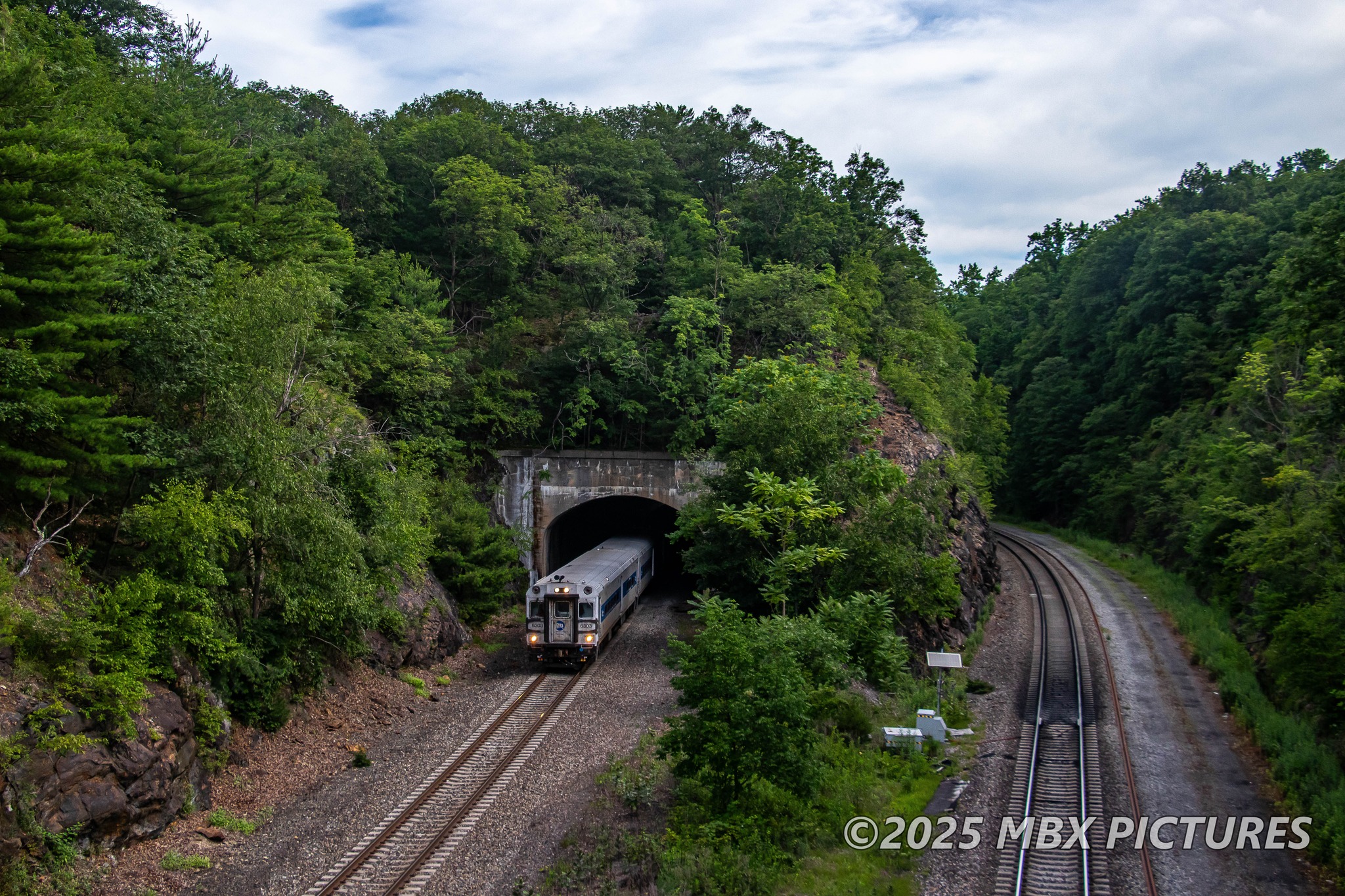 MBX - Head-End out of tunnel. Bombardier Shoreliner III cab car #6303 ...