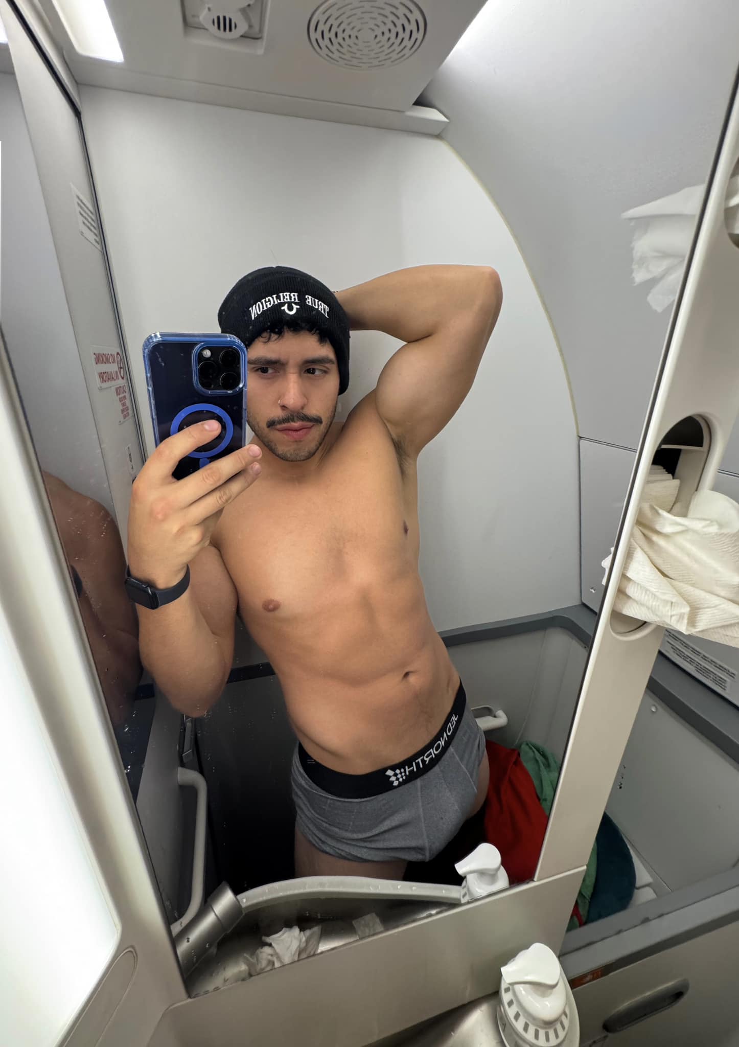 Osvaldo Mireles American Airlines plane restroom 🚽 ️...