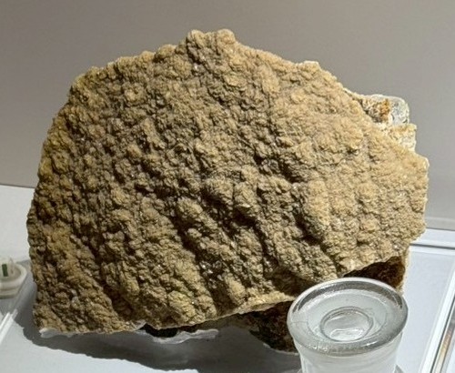 地質知識網絡 - a.長在白鐵礦上的針狀鐵明礬細晶 b.長在煤質頁岩表面之鐵明礬，平行連晶。 （a與b相片底邊長各3公分。） https ...
