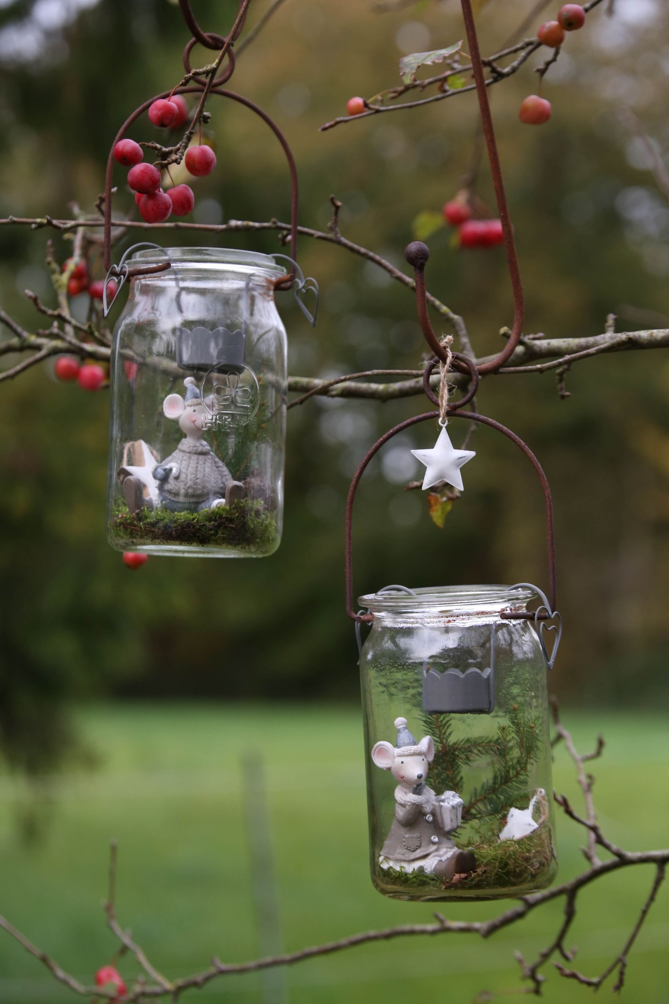 Weihnachtsmäuse im Weckglas 💚 Dekoideen für Einmachgläser gesucht? Wir haben alte, hohe Einmachgläser mithilfe unserer Weckglashalter aufgehängt und die Gläser mit den zuckersüßen Mäusen und Naturma