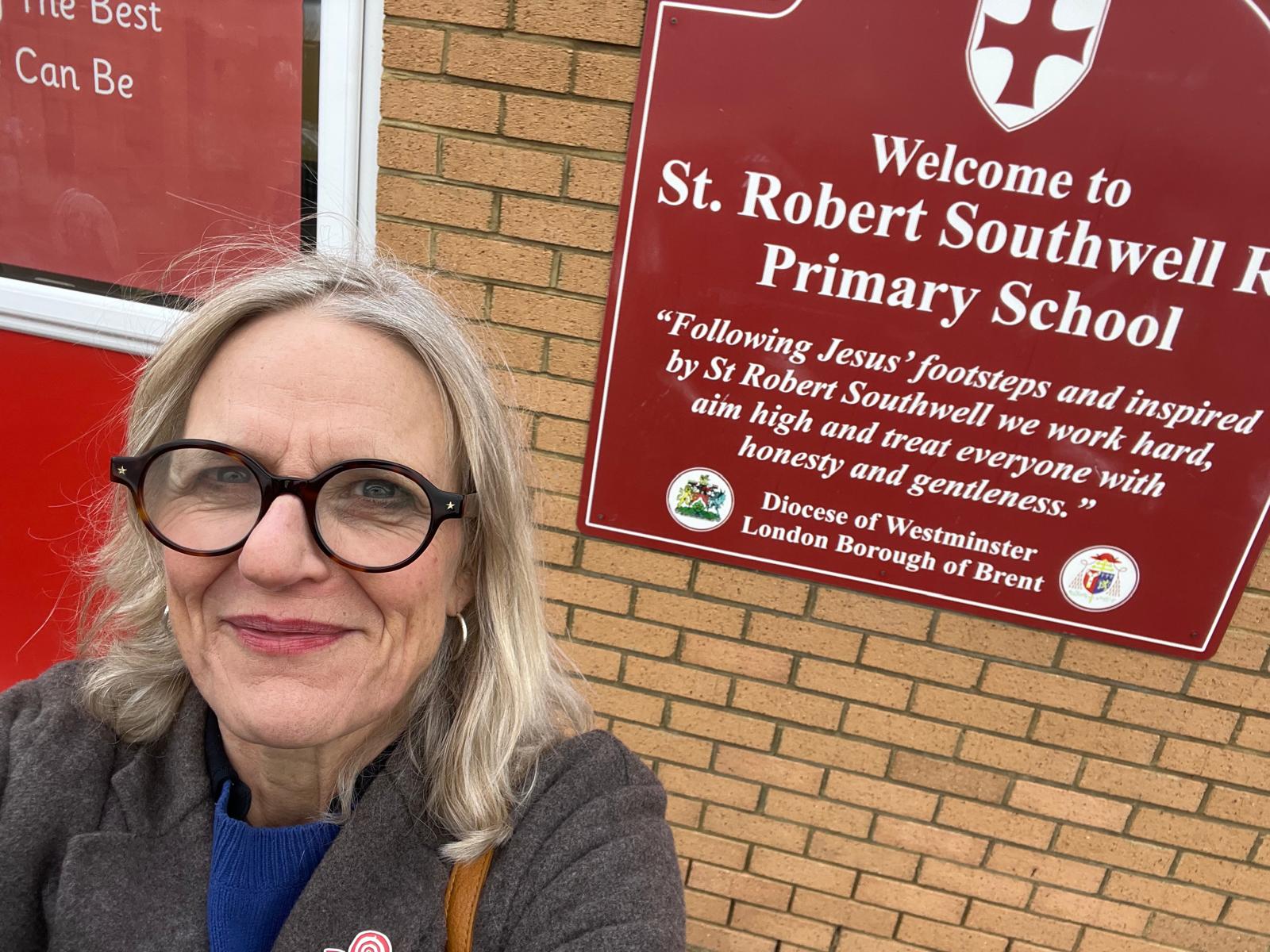 heads-sophie-visiting-the-outstanding-strobertsouthwell-primary