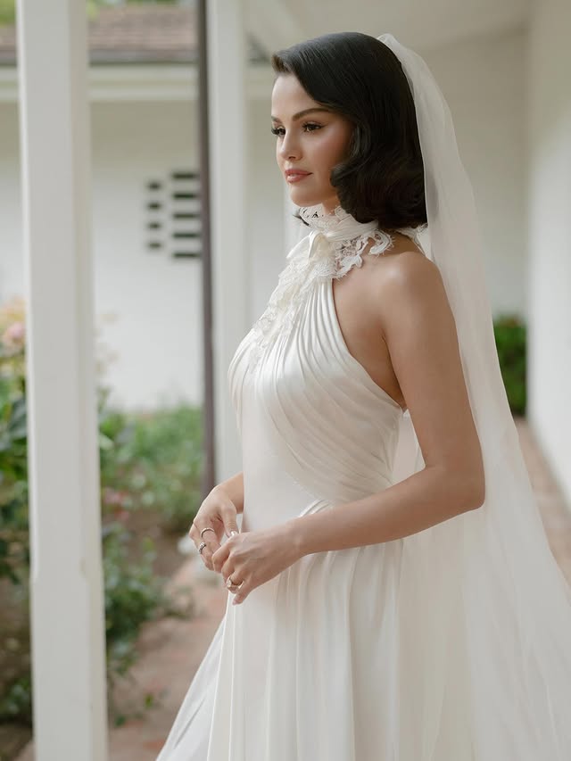 selena gomez bachelorette party dress gave fans an inside look at her dance-filled in Cabo, during which she rocked a series of sexy, bride-ready white looks High Neckline SIZE:Large cup D Backless Crepe Wedding Gown