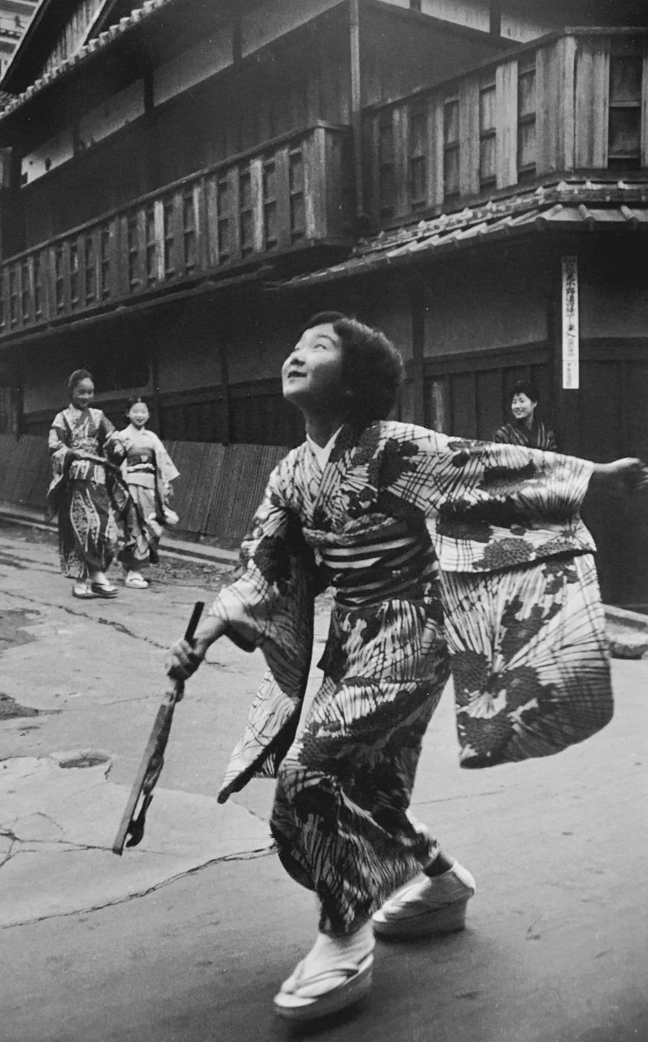 ?✨ 昭和30年の京都祇園 ✨? 羽子板がうまいなぁー笑笑 昭和30年代 