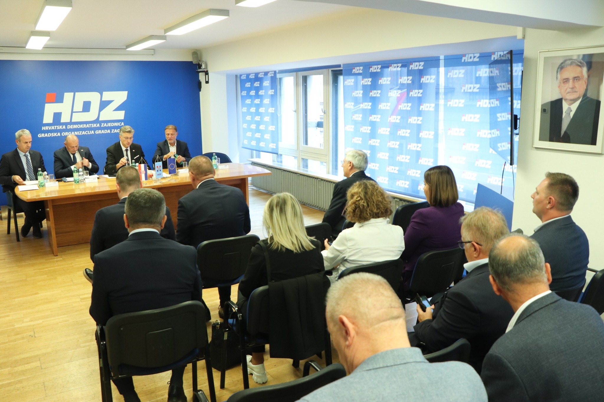 HDZ - Hrvatska... - HDZ - Hrvatska demokratska zajednica
