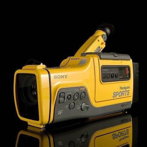 希少 美品 SONY SPORTS ハンディカメラ ソニースポーツ イエロー Sony Handycam Sports. An outdoors water resistant 8 mm camcorder.