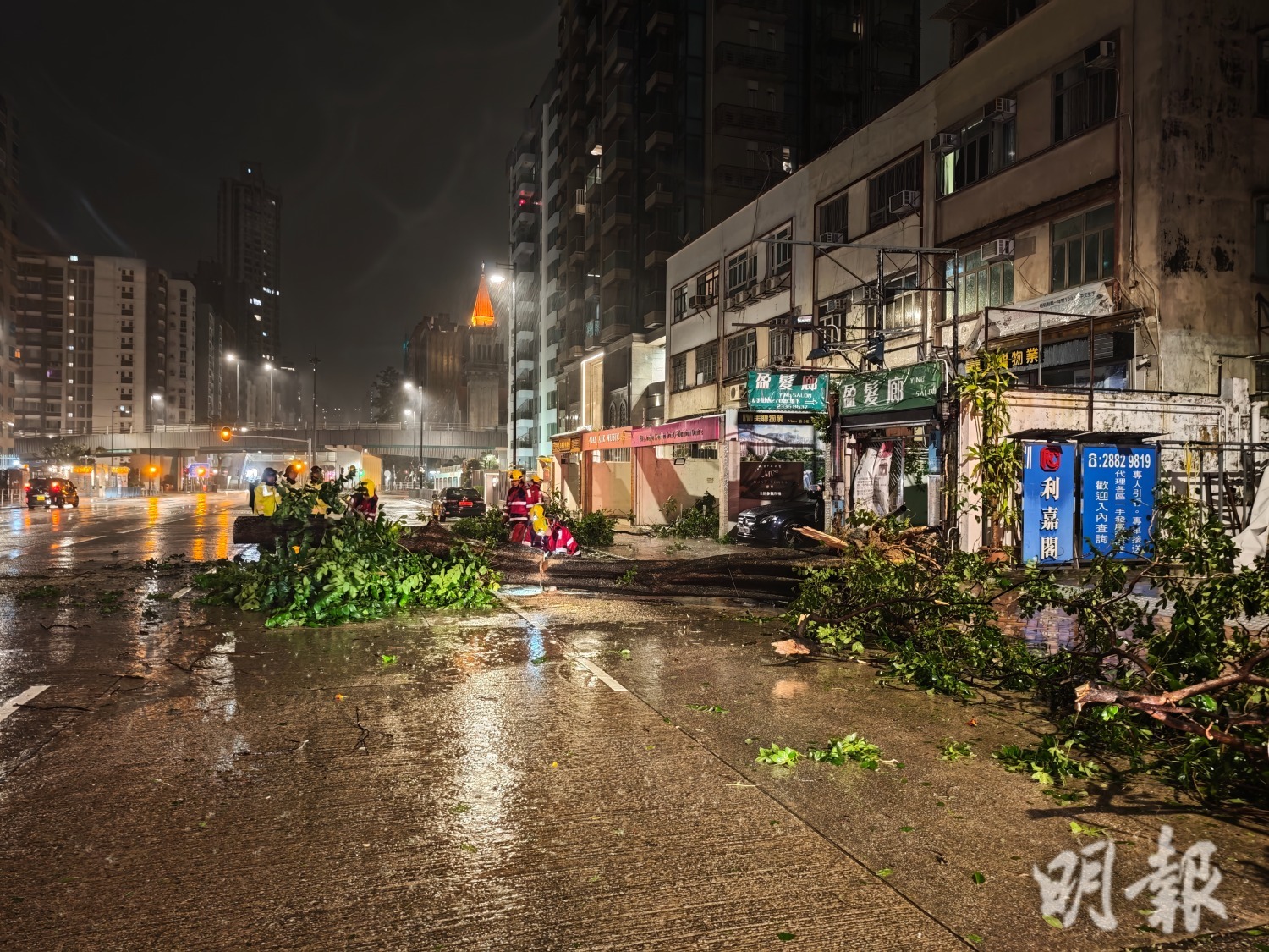 988 - #社会看点 | 超级台风 #桦加沙 袭港，多个地区遭受暴雨强风袭击，有酒店玻璃门碎裂，泥水涌入大堂，岸边出现越堤浪，冲毁将军澳海滨 ...