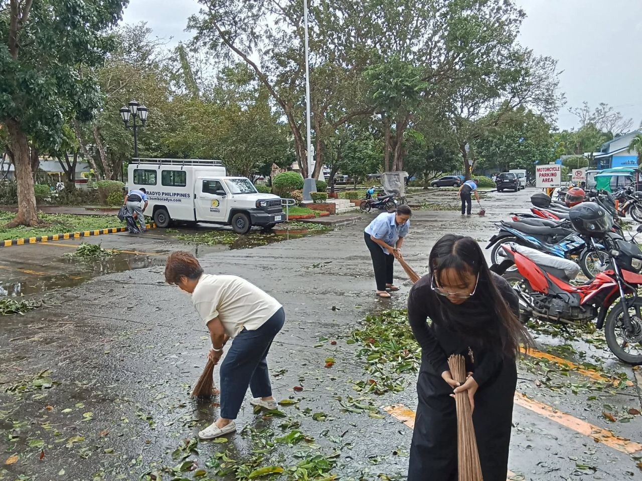 Rappler - Naga City Mayor Leni Robredo joins volunteers in clearing ...