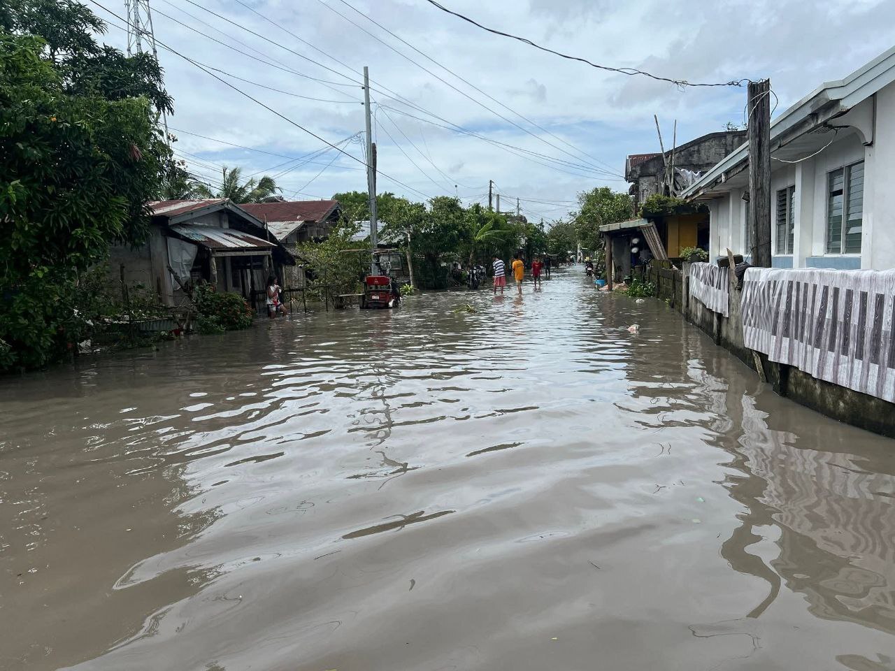 Rappler - Knee-deep floodwaters persist in parts of Gainza, Camarines ...