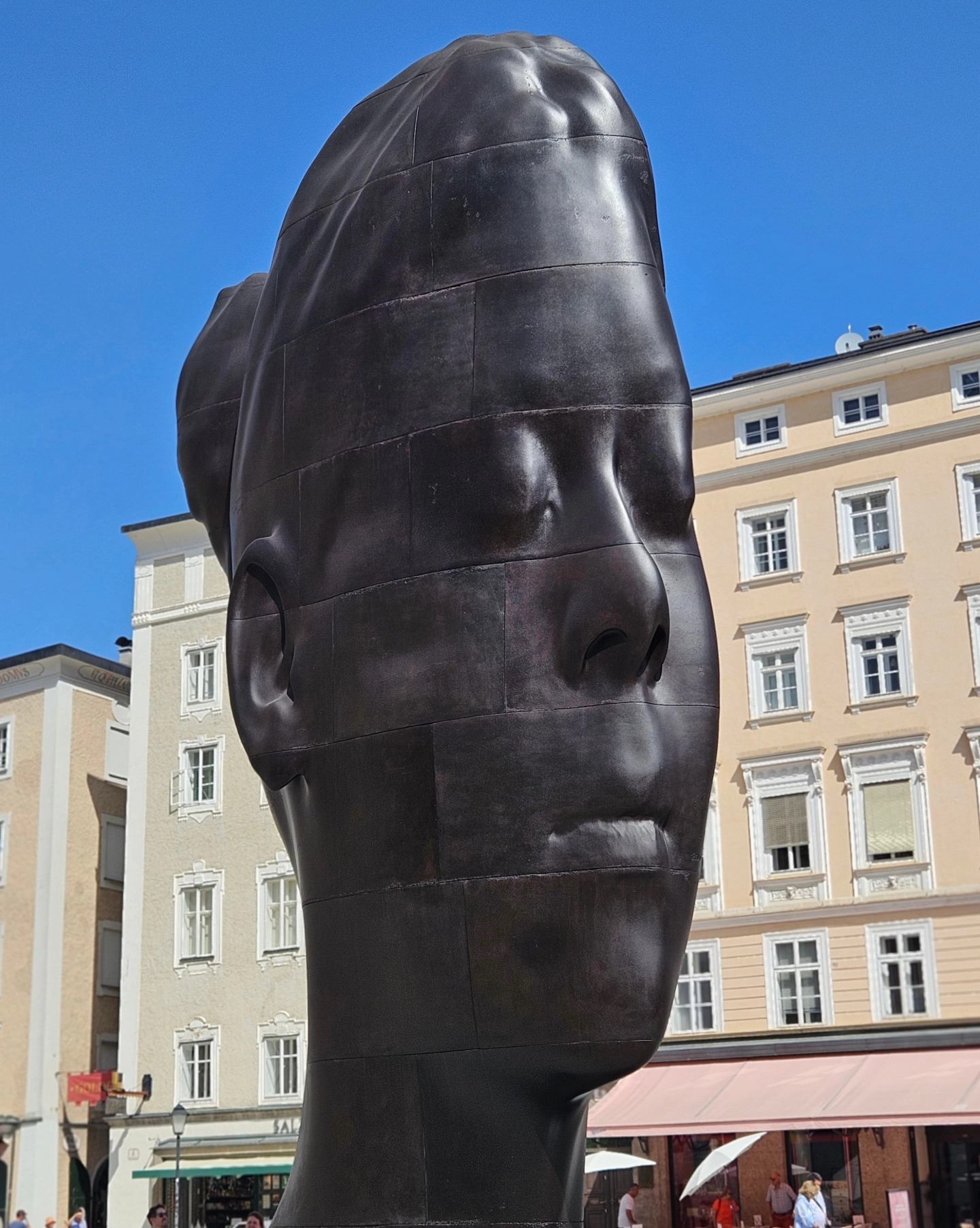 ✨ Absolutes Sommerhighlight in Salzburg ✨ Fünf monumentale Frauenköpfe erobern seit Ende Juli den Residenzplatz – bis zu 11 m hoch, rund 30 Tonnen schwer. „Secret Garden“ vom weltbekannten Künstler Ja