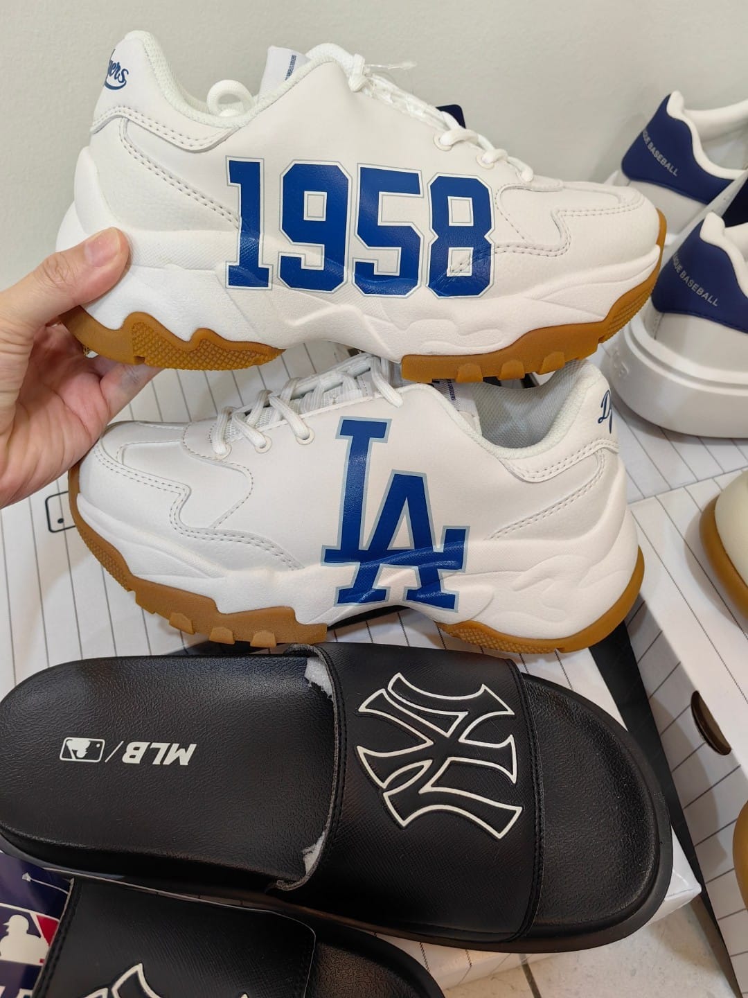 Pinky Joyee - 🇰🇷韩国MLB新品老爹鞋来咯‼️ 这是不对称设计一边LOGO一边是数字‼️... | Facebook