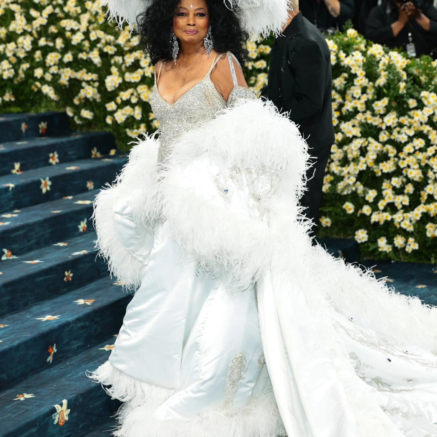 Diana Ross returned to the Met Gala after 20 years and immediately won best dressed of the night 😍 What do you think of her look? 👗 #dianaross #metgala #fashion #bayeasy
