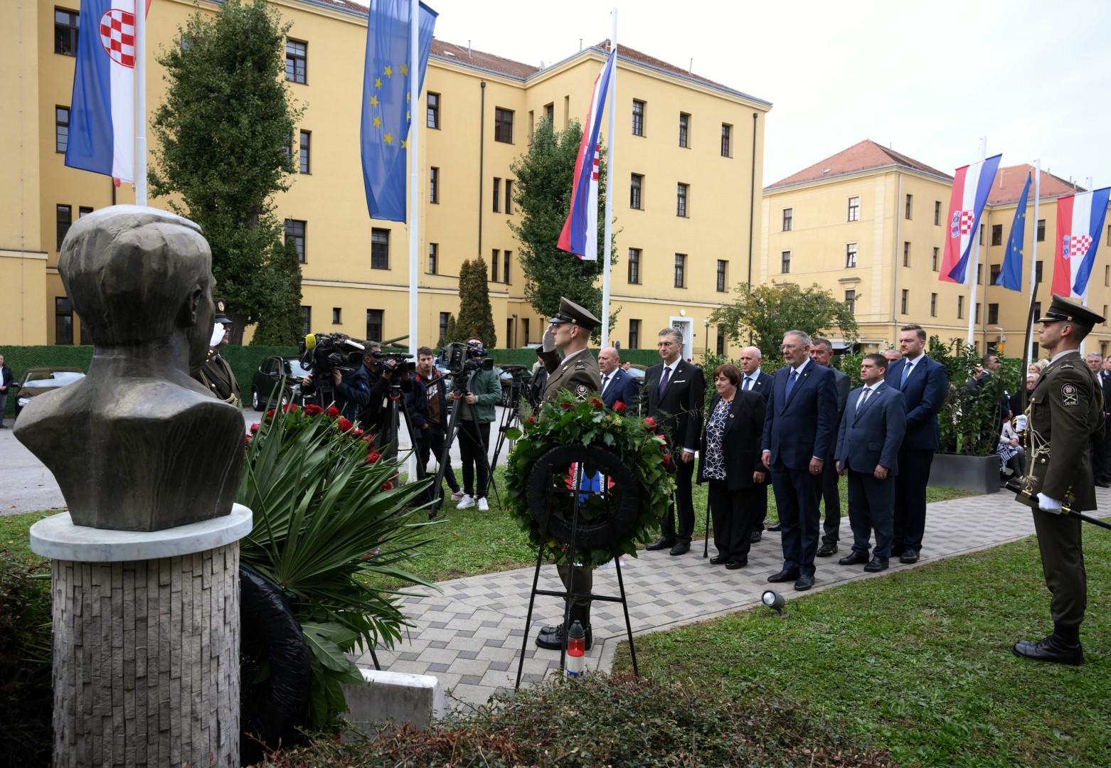 HDZ - Hrvatska... - HDZ - Hrvatska demokratska zajednica