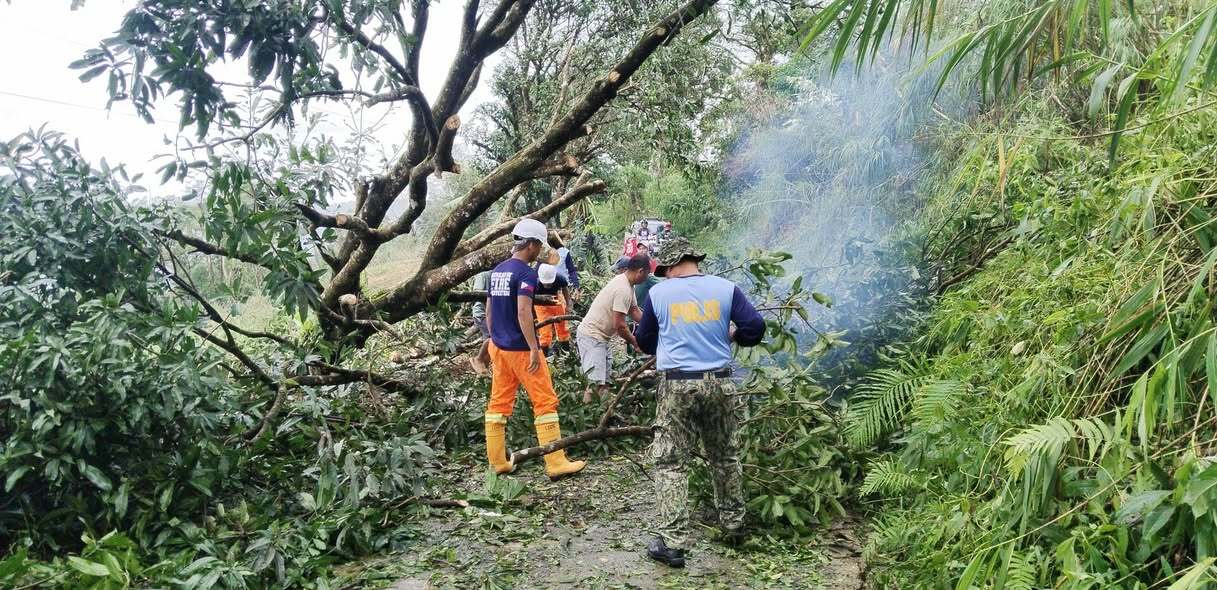 Rappler - Policemen conduct road clearing operations in Barangay Apayao ...