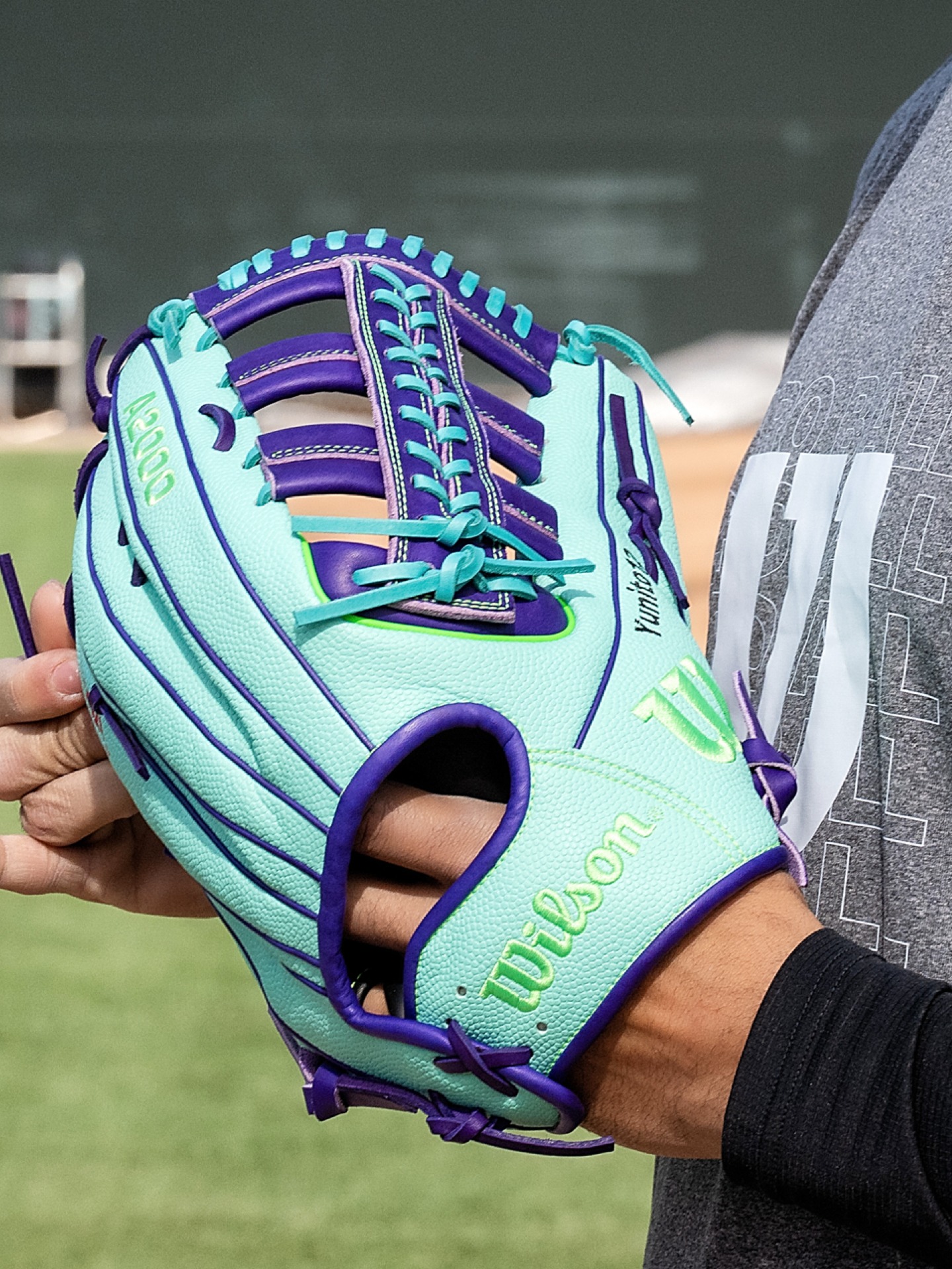 Fresh Wilson leather for Arizona on #GloveDay 🔥Geraldo Perdomo