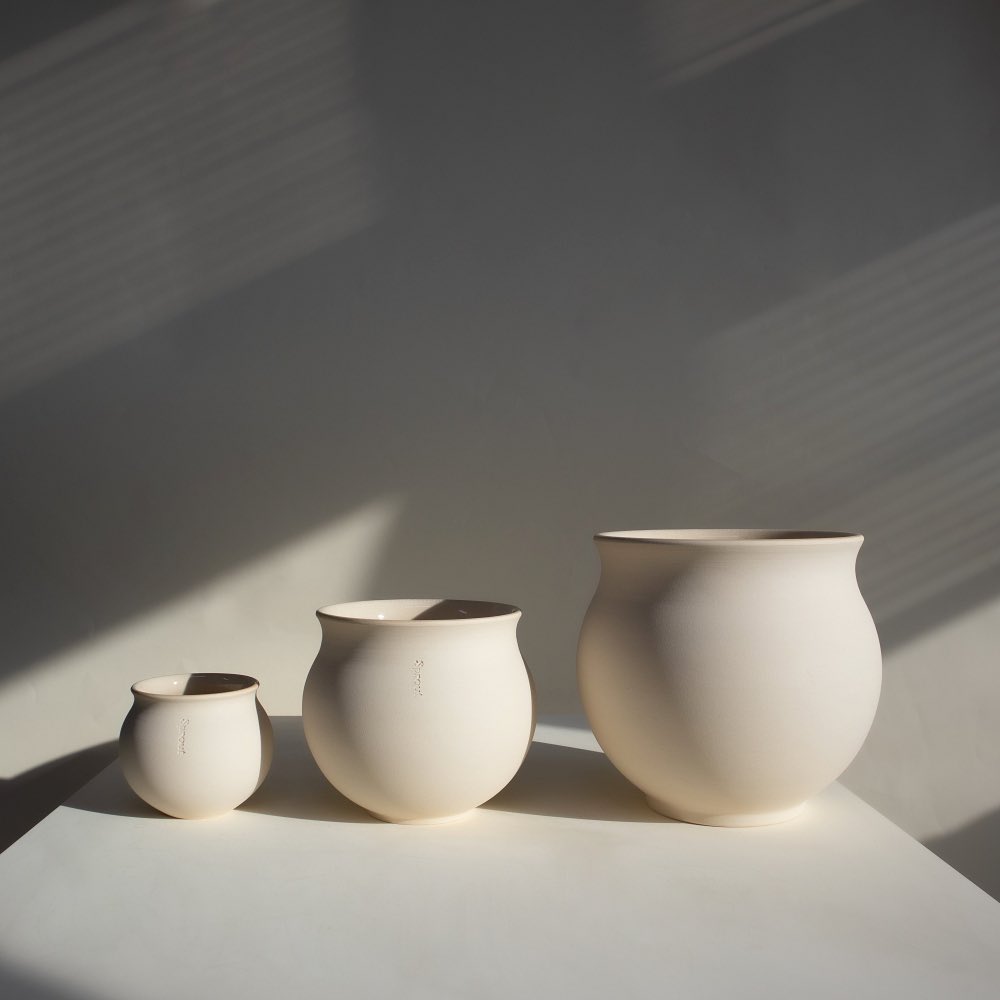 SPROUT - . Moon pot series . 문팟은 달항아리의 형태를 화기로써의 기능을... | Facebook