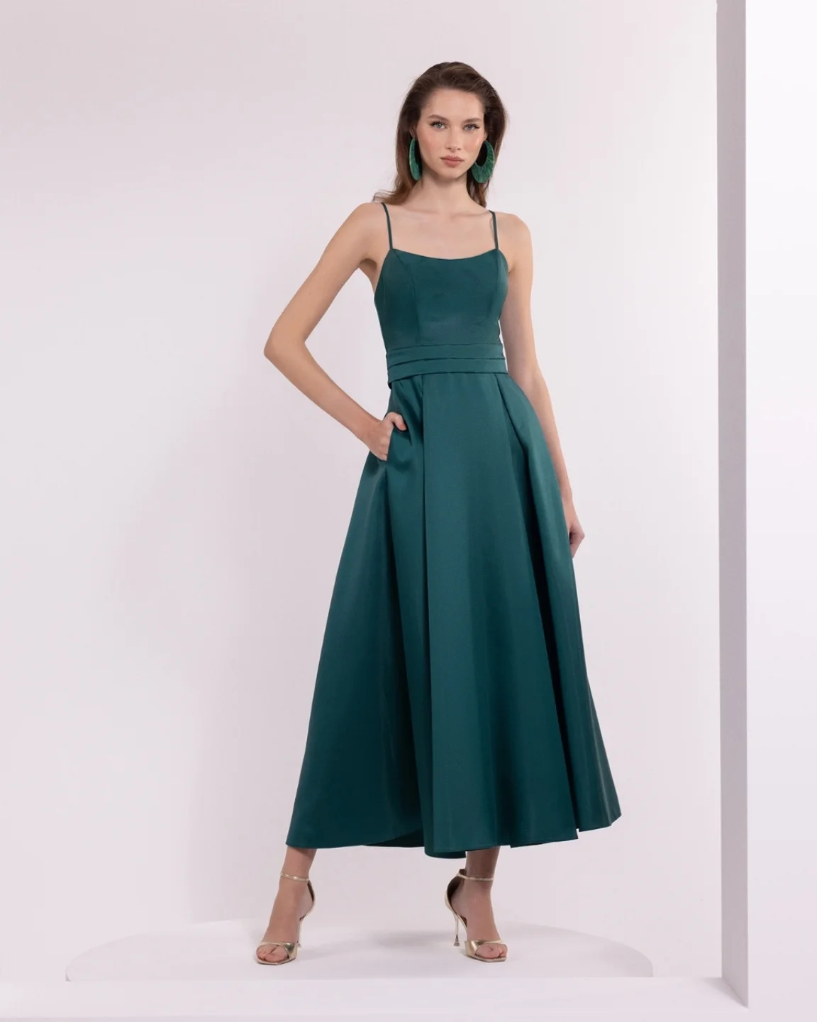 Modern elegance and functional style in one. 💚 Doridorca's emerald green strappy dress appeals to the modern woman with its elegant V-neck and practical pocket details. It's the most contemporary way to
