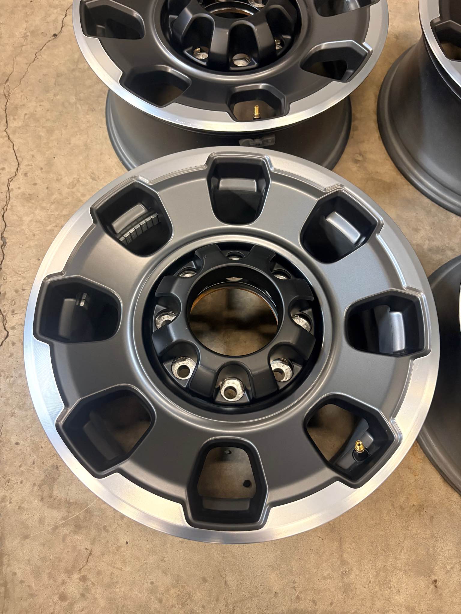 Ford F-350 Tremor OEM 18” rims and sensors 8x170mm TPMS - Car Wheels ...