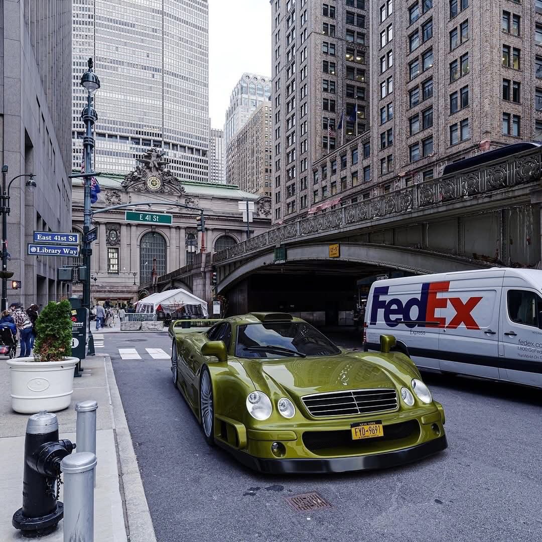 A unicorn around New York: Mercedes-Benz CLK GTR Straßenversion in
