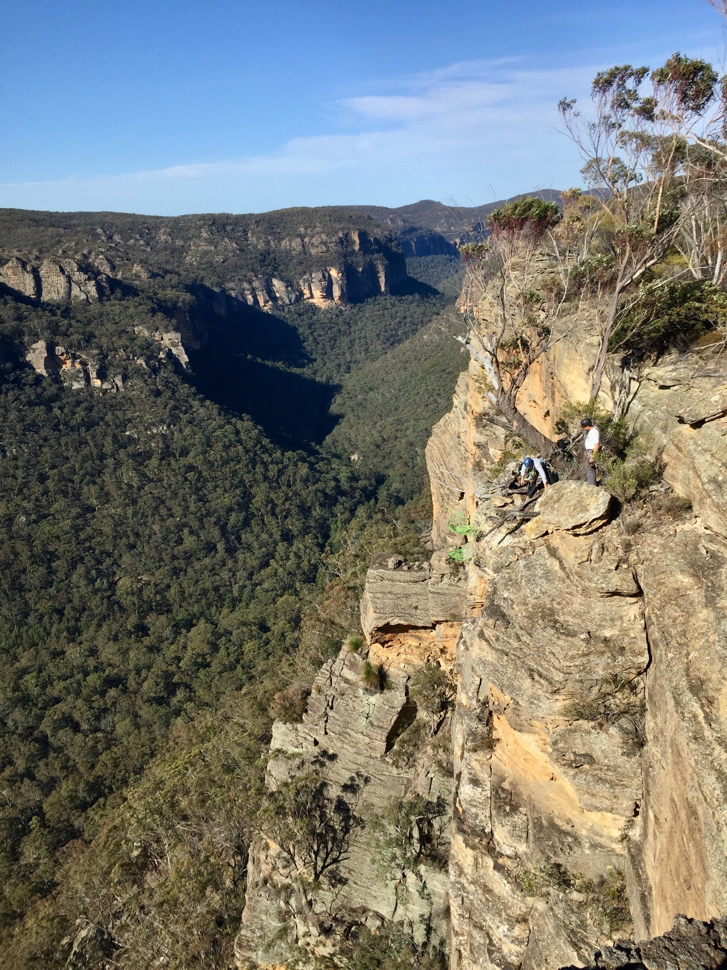 Blue Mountains Climbing School - Setting up an abseil to descend from ...