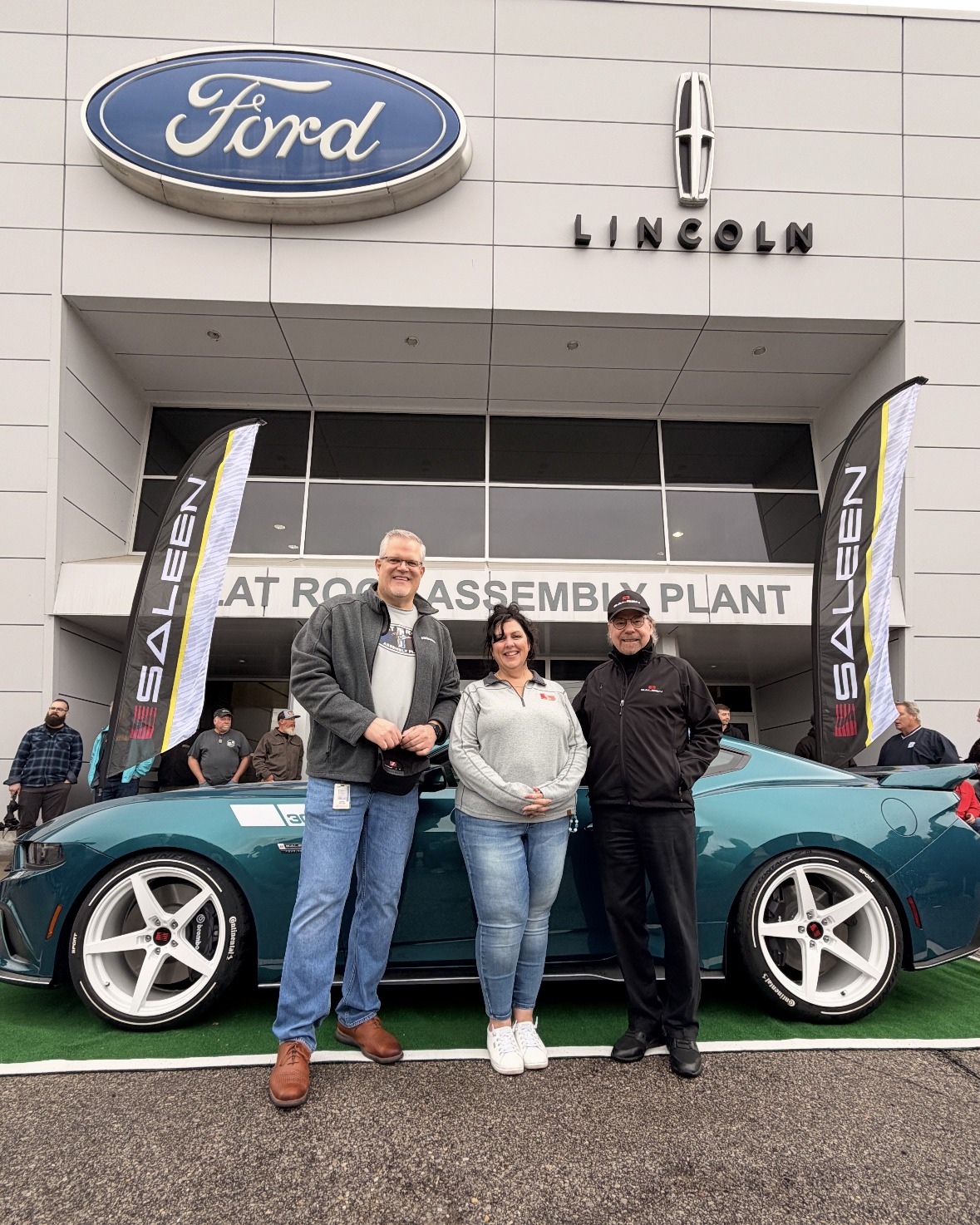 UNVEIL セットアップ ブラック At Ford's production facility for the Mustang. Saleen took the