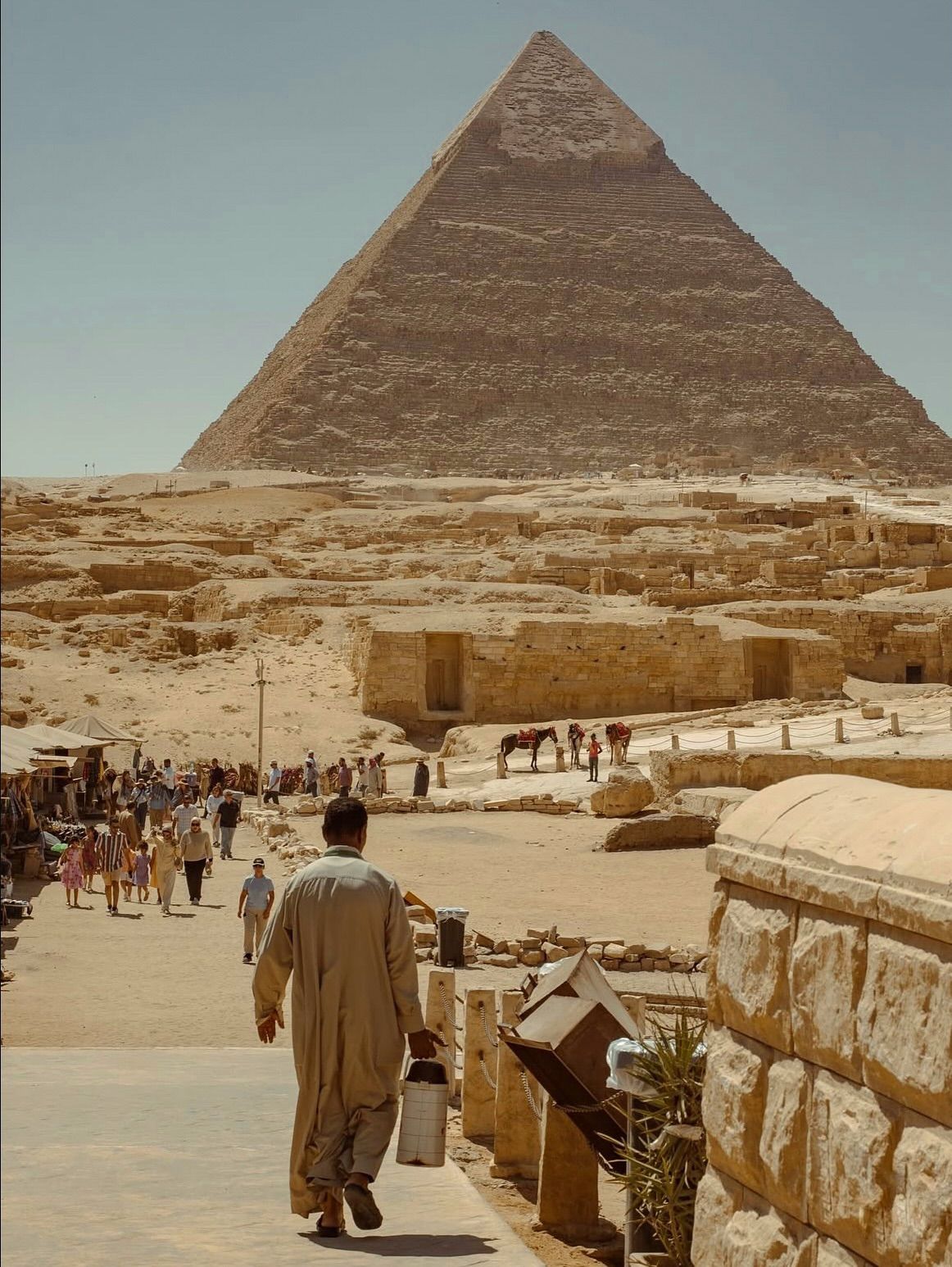 Zooming into the great pyramid of Giza (Cheops), the only one of