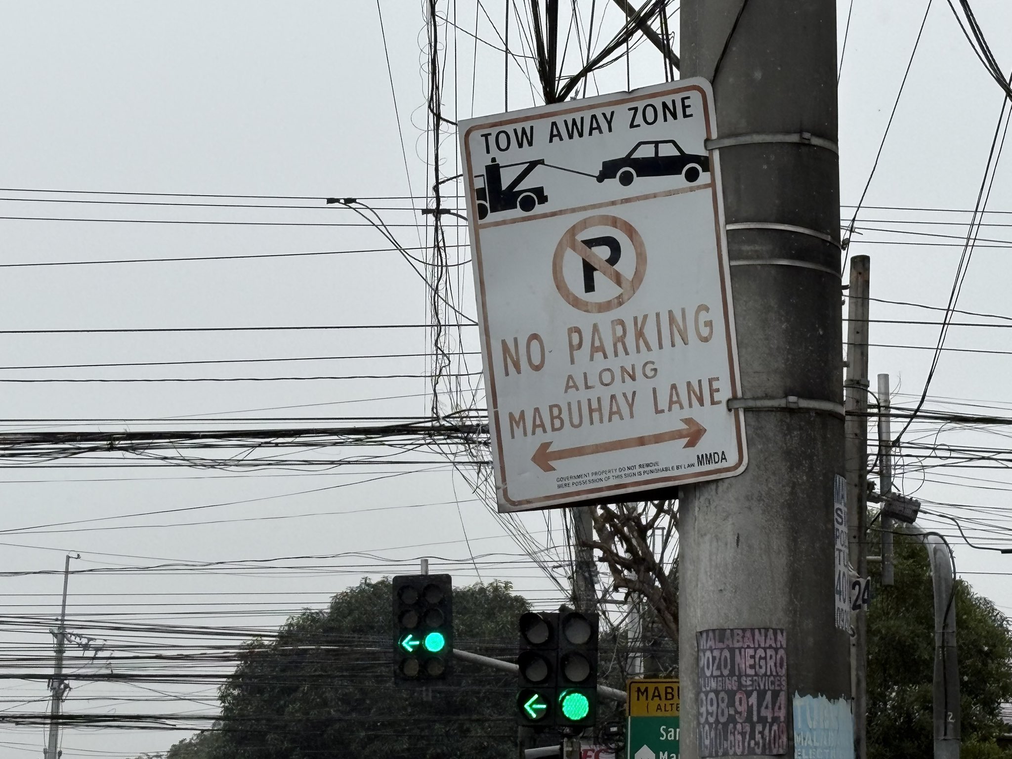 ABS-CBN - TINGNAN: Hinatak ng MMDA ang government vehicle na humarang ...