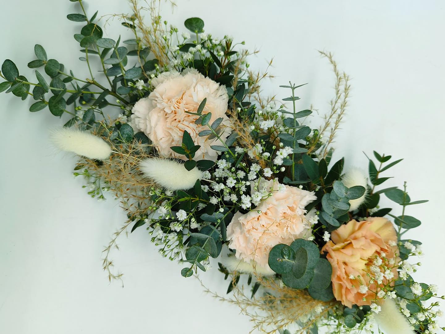 Längliche Gestecke 🤩 #mitliebegemacht #feiern #blumen #Hochzeit #Familienbetrieb #blumenpracht #blumen1220 #Gestecke #eyefordetail #fachgeschäft #floralgaragegriessmaier #weiß #blumendeko #indivuelle