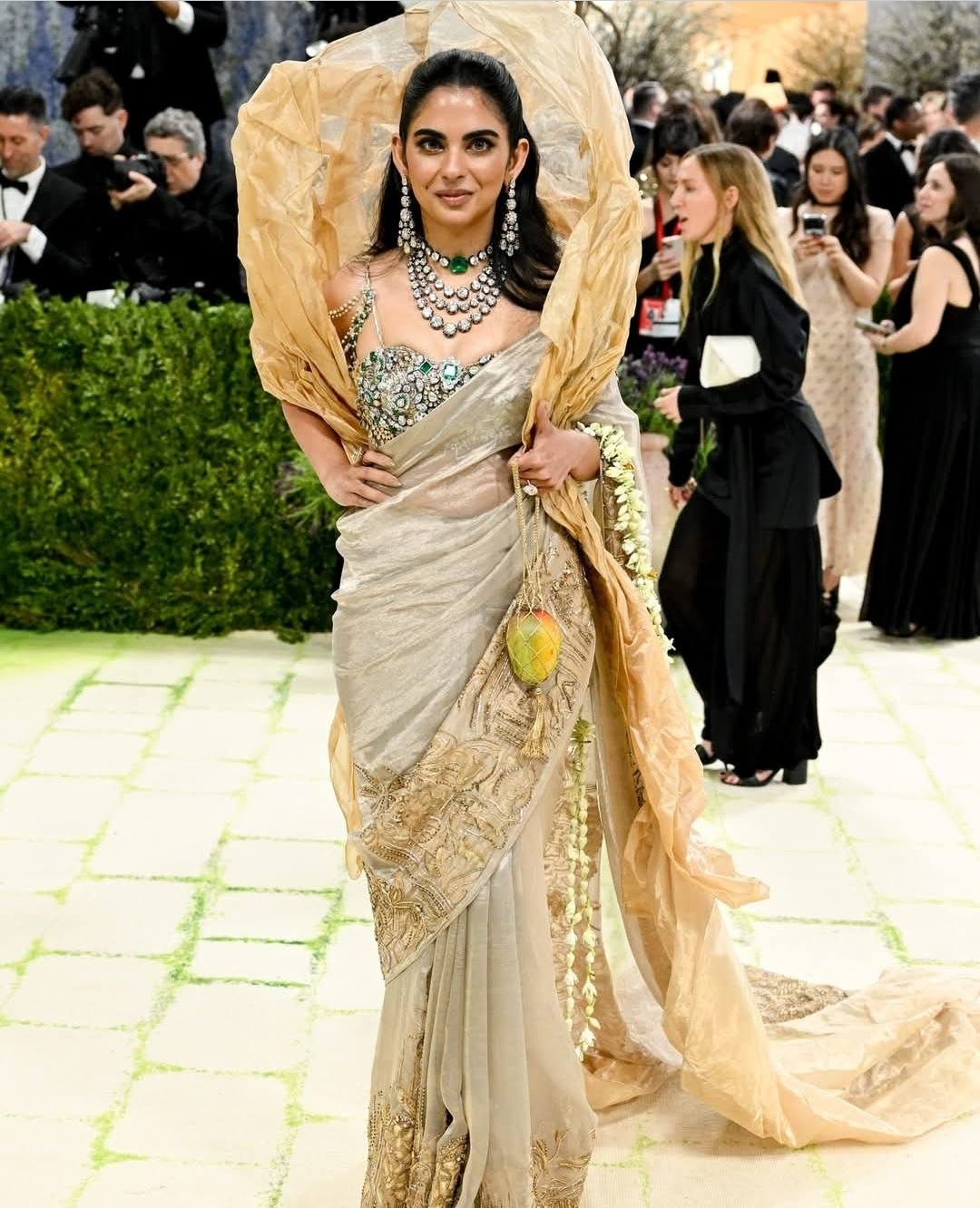 ✨ What if Aishwarya Rai wore Isha Ambani's Met Gala 2026 dress? ✨ 1,200 hours. 50+ artisans. Threads of gold by Swadesh. Imagine this iconic #IshaAmbani look reimagined on Aishwarya Rai —