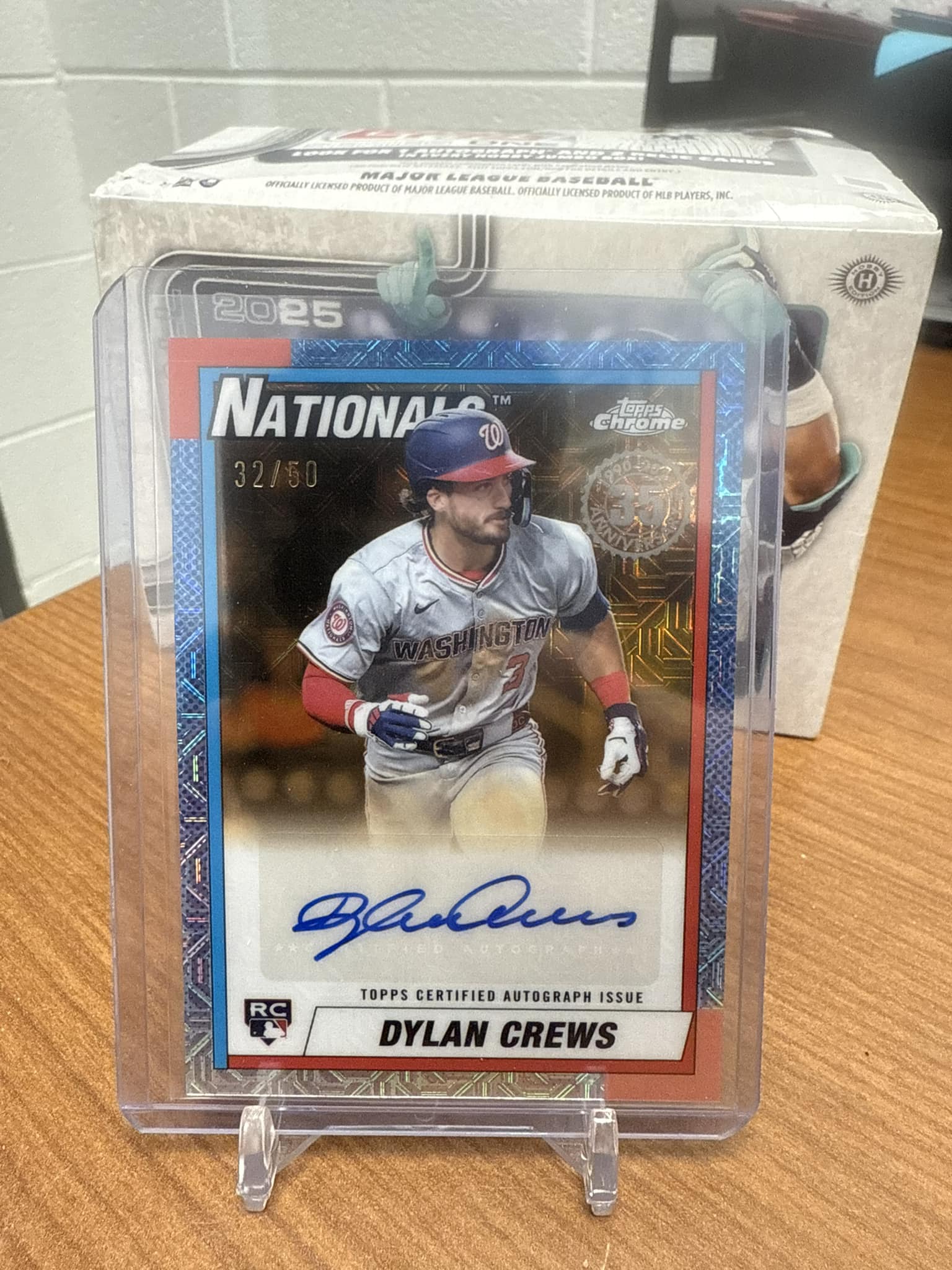 Max Muncy on-card auto relic found in 2025 Topps jumbo