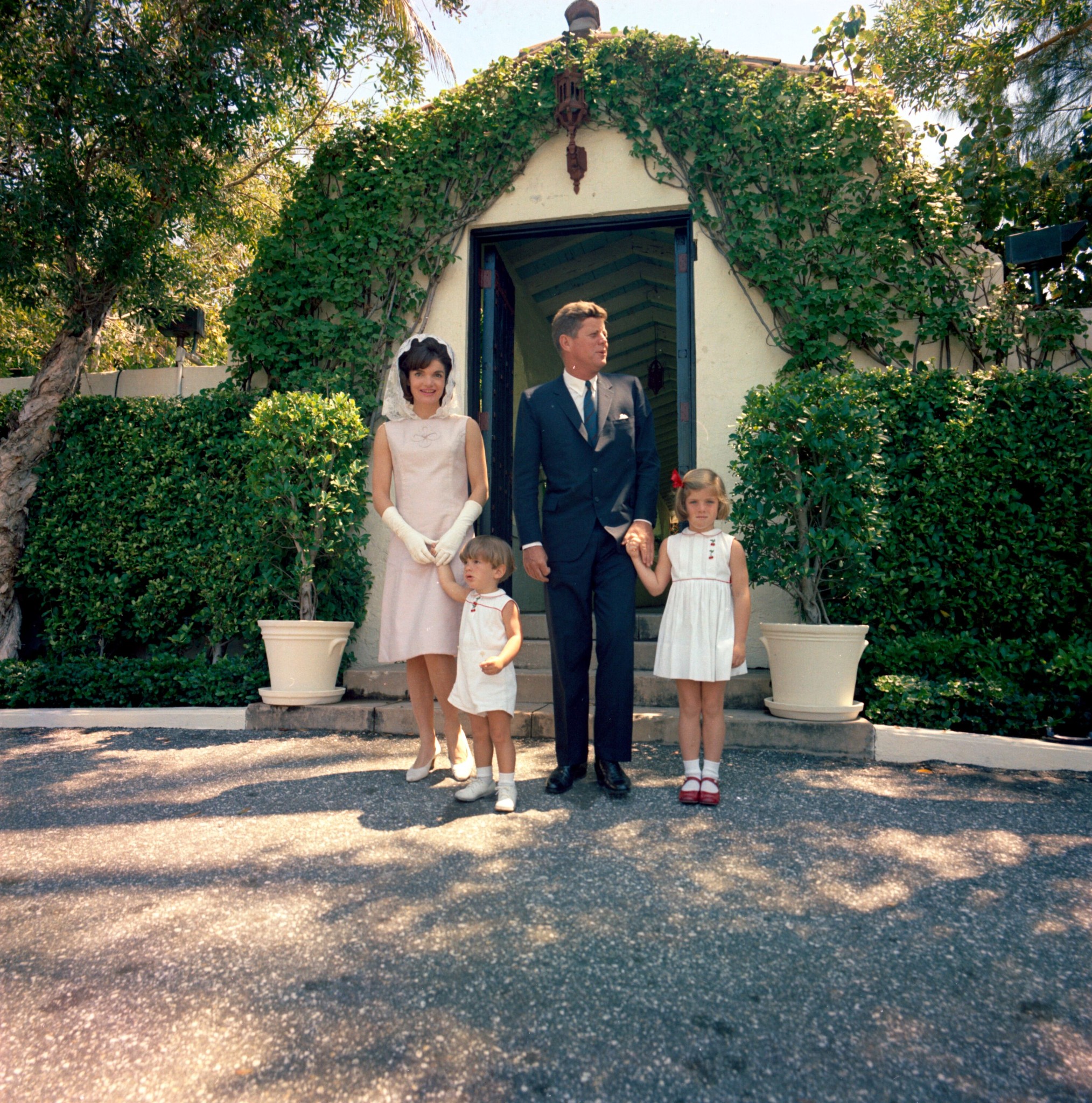 first lady easter dress Happy to all those who celebrate today! 🐇💐 Here we see President John F. Kennedy and Jacqueline Kennedy in April of 1963 outside a private chapel at the residence Faviana