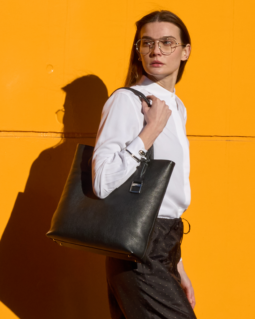 美品 サムソナイト デュモンクス ホクストン レザートート M 黒 日本製 ベーシックかつ上品な佇まいで、オン・オフ問わず幅広いシーンで活躍