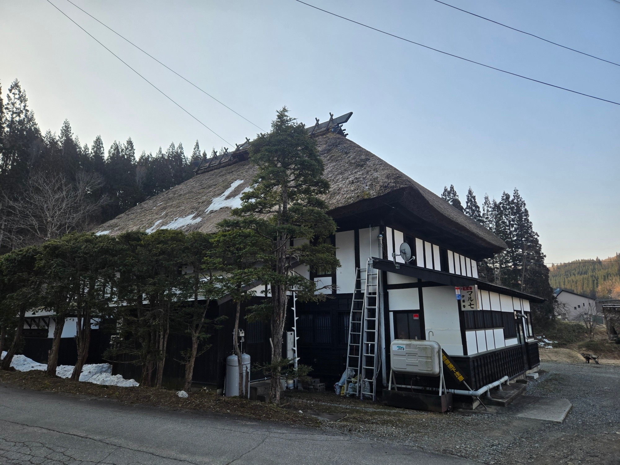 茅葺き屋根と囲炉裏の古民家 - 2026.3.18 大正13年に建立された 