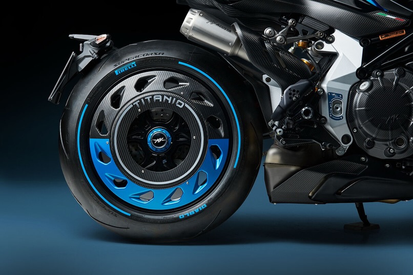 Meet the new MV Agusta Rush Titanio. More titanium, more carbon