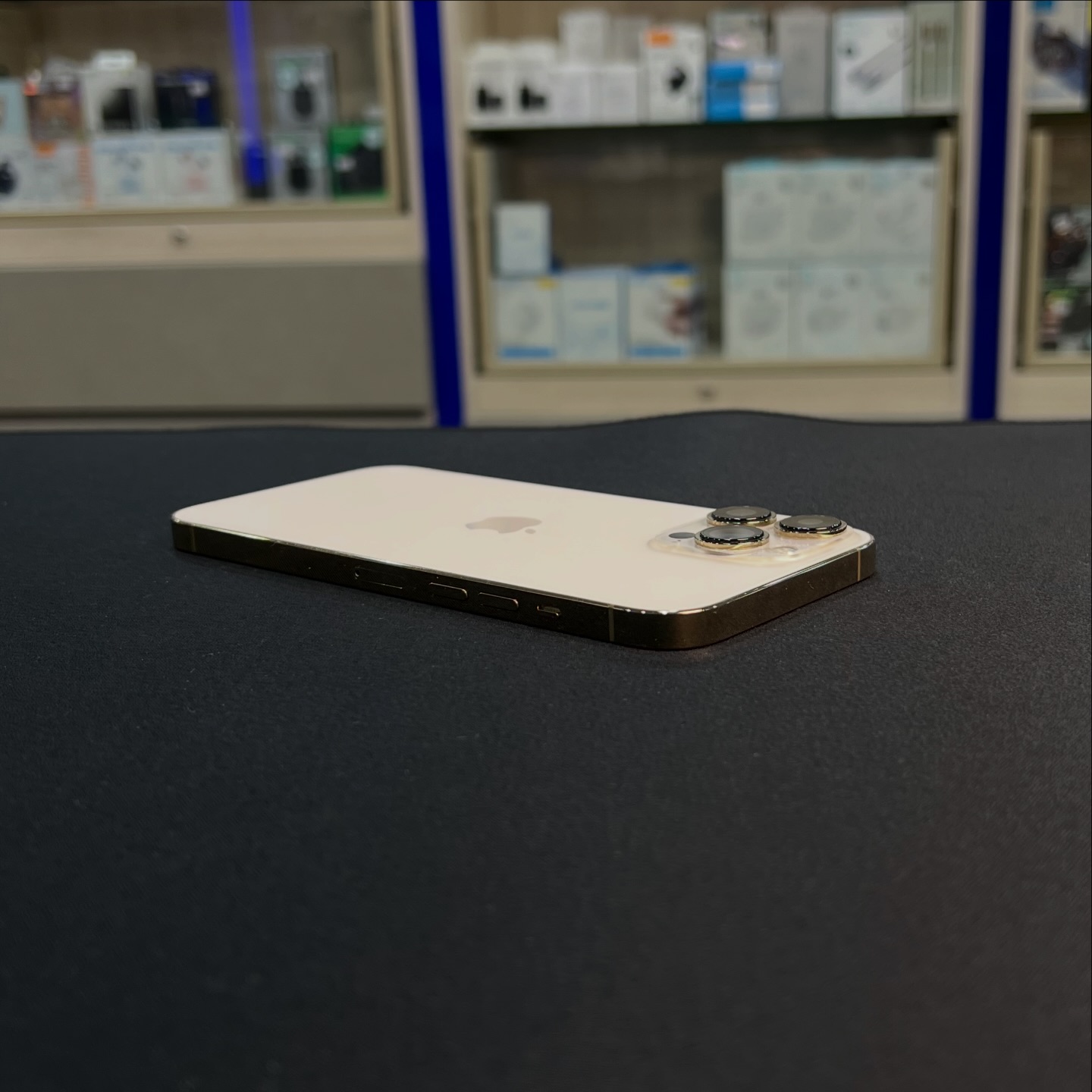 Used iPhone 13 Pro Max 256GB Gold in excellent condition: - Not 